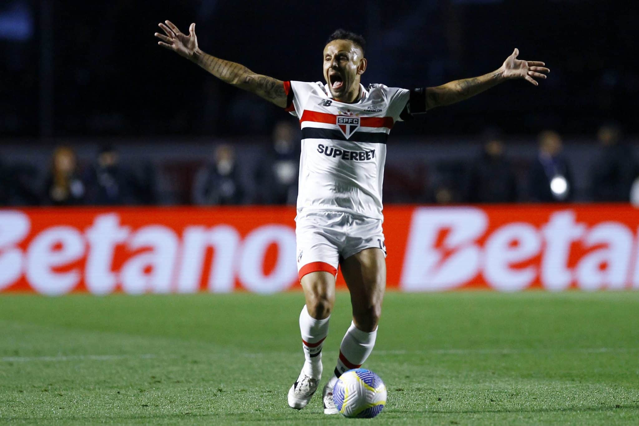 Rafinha, em ação pelo São Paulo contra o Atlético-MG