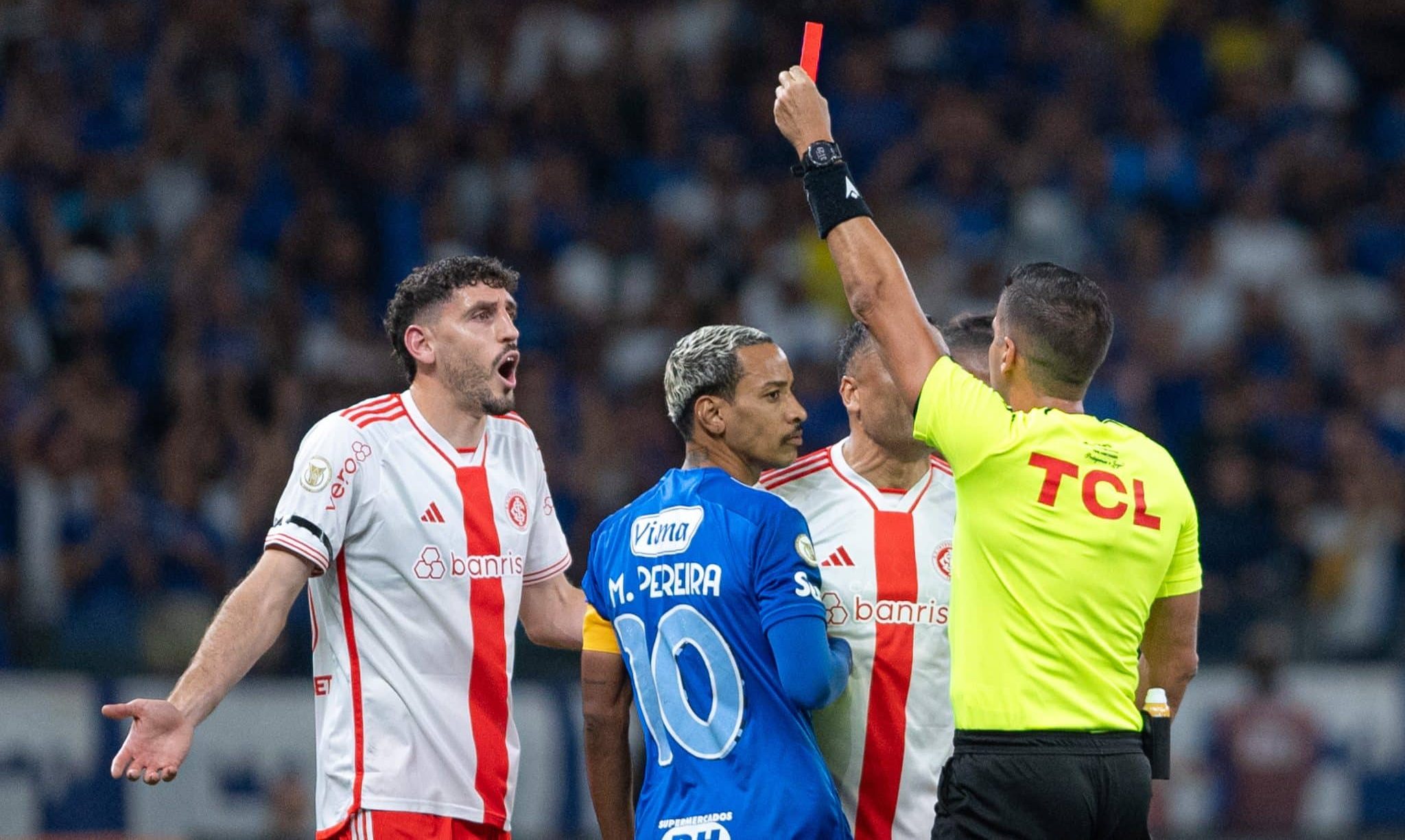 Bruno Arleu de Ara&uacute;jo expulsou Rogel diretamente no primeiro tempo