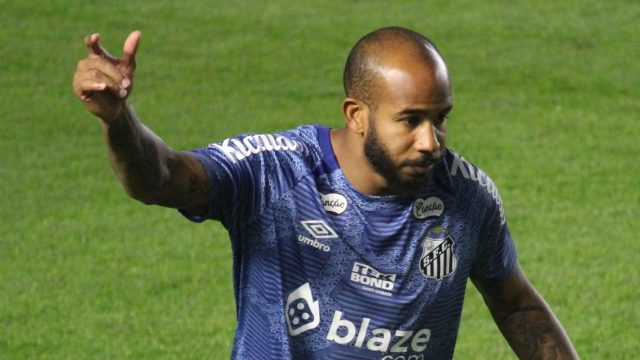 Santos se desdobra para justificar, mas n&atilde;o sabe o que fazer com Patrick