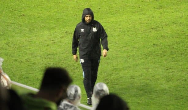 Santos joga mal e Carille v&ecirc; cr&iacute;ticas se transformarem em vaias