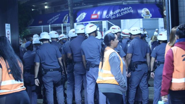 Empate inacredit&aacute;vel exp&otilde;e Santos de Carille a clima hostil dentro e fora da Vila