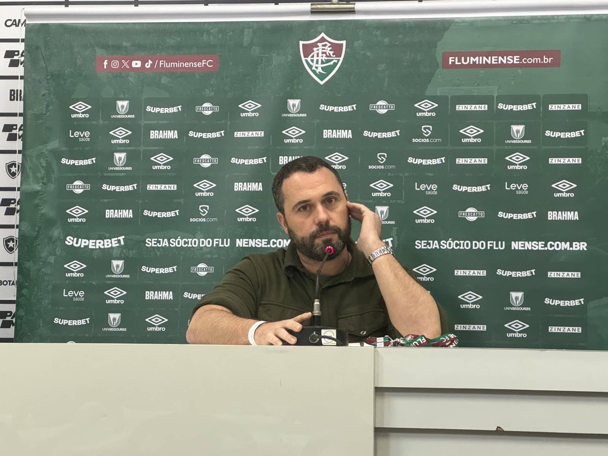 Presidente do Fluminense detona Daronco: &lsquo;Precisa encerrar a carreira&rsquo;