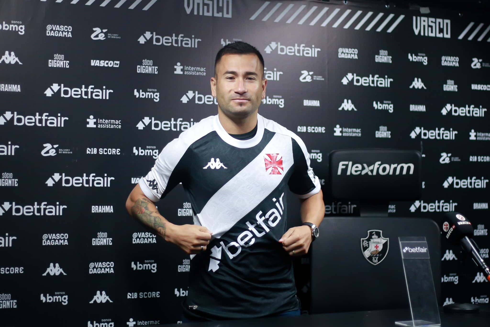 A bonita hist&oacute;ria familiar que explica a troca de nome de Jean David no Vasco