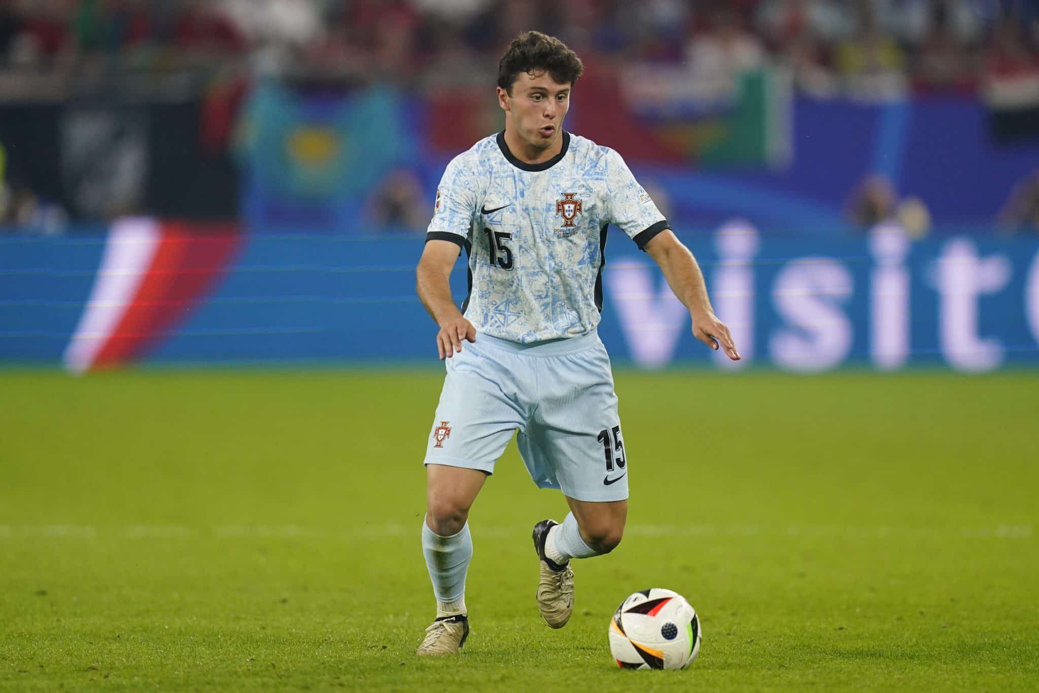 Jo&atilde;o Neves, pr&oacute;ximo jogador do PSG, em a&ccedil;&atilde;o pela sele&ccedil;&atilde;o de Portugal na Euro