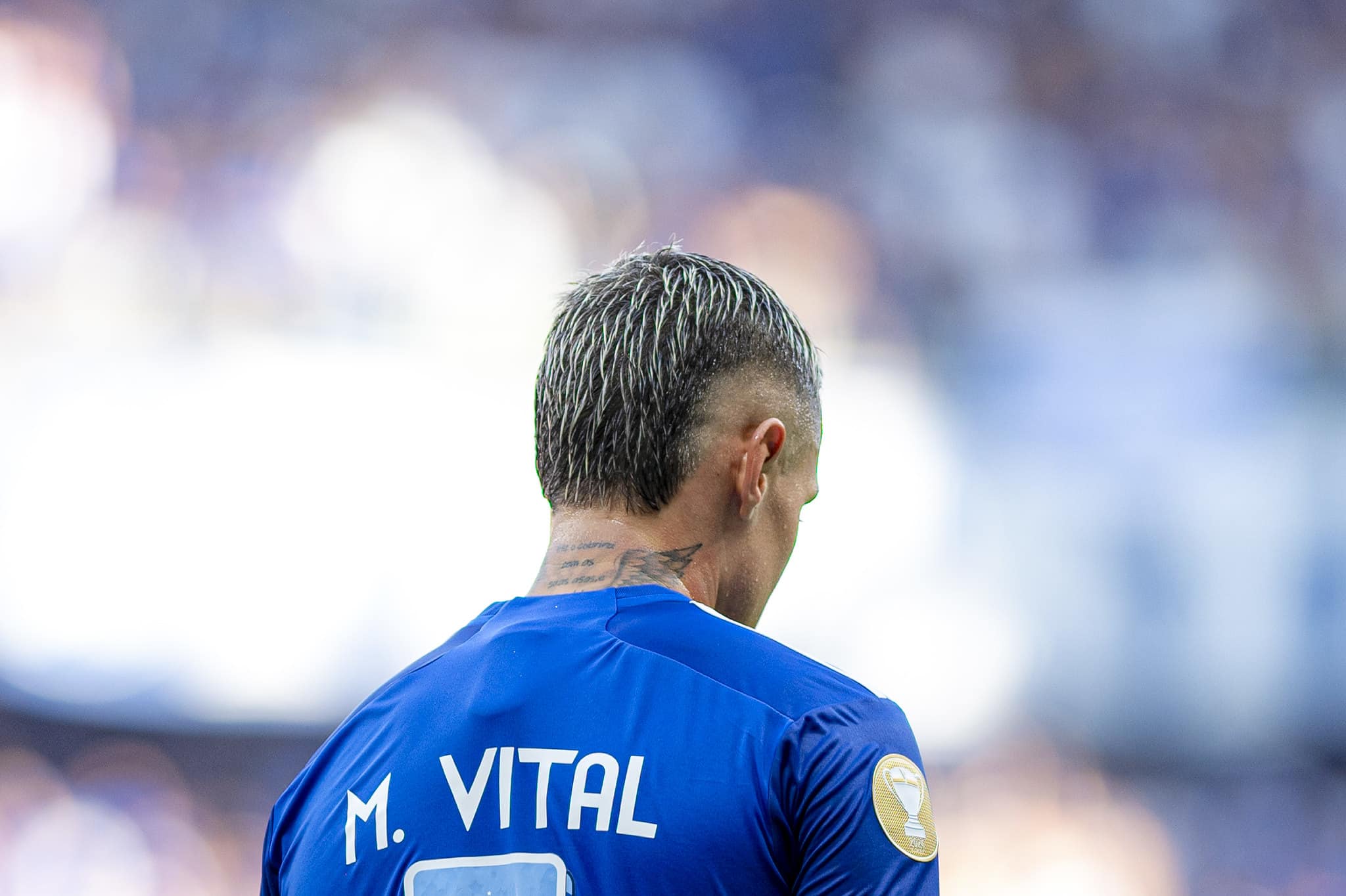 Mateus Vital, de costas, em partida do Cruzeiro