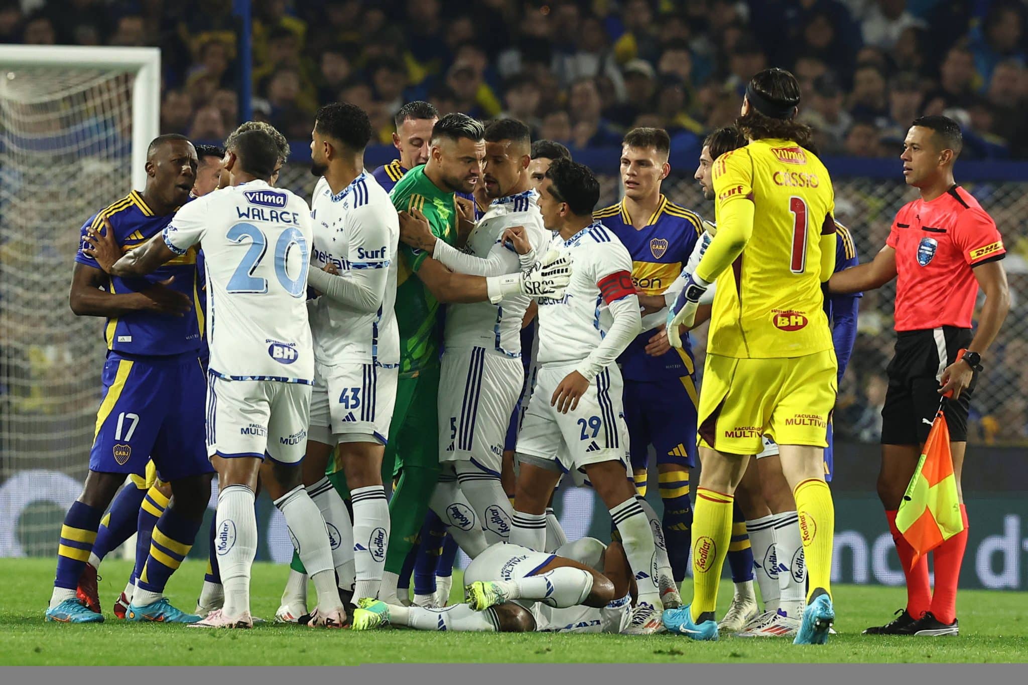 Matheus Pereira no ch&atilde;o em lance que resultou em cart&atilde;o amarelo para o camisa 10 do Cruzeiro