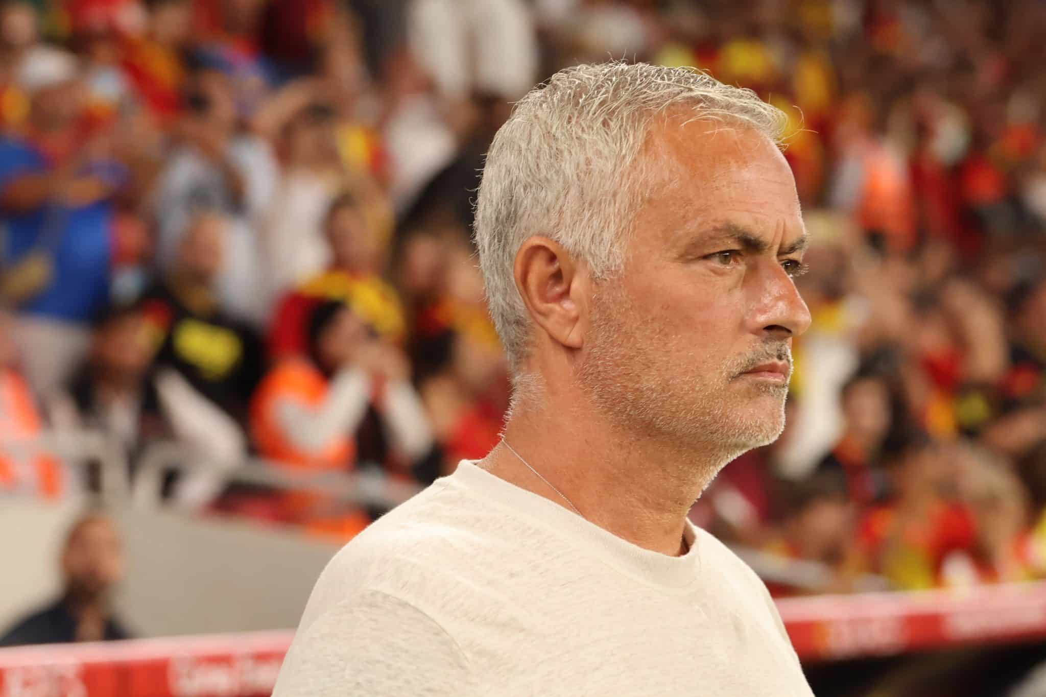 Mourinho se esquiva de conflito com acusado de crime: &lsquo;Tenho de me adaptar&rsquo;