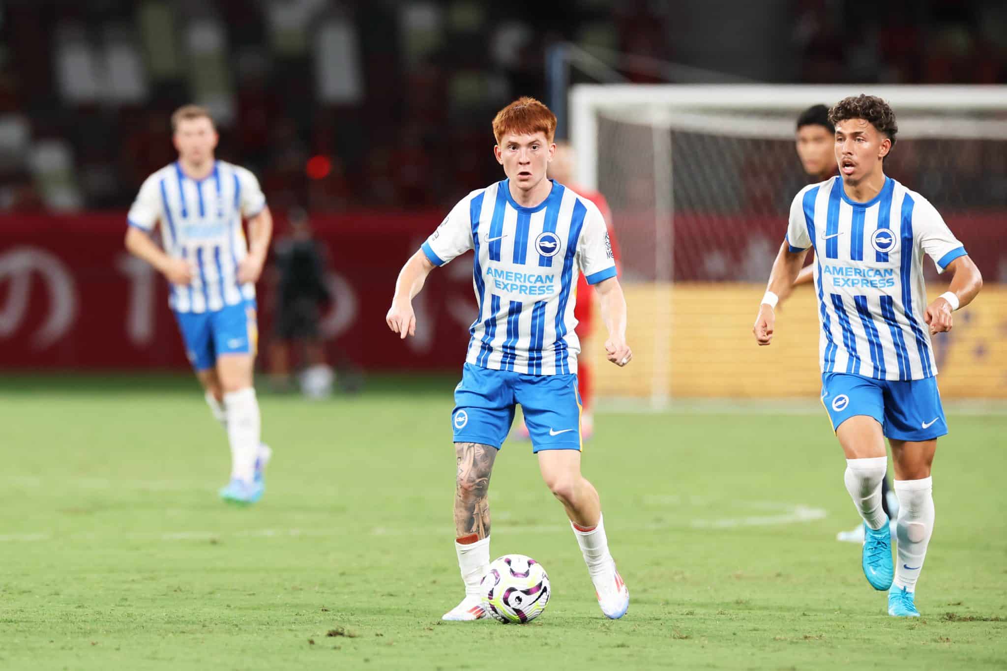 Valent&iacute;n Barco, craque do FM 24, com a camisa do Brighton