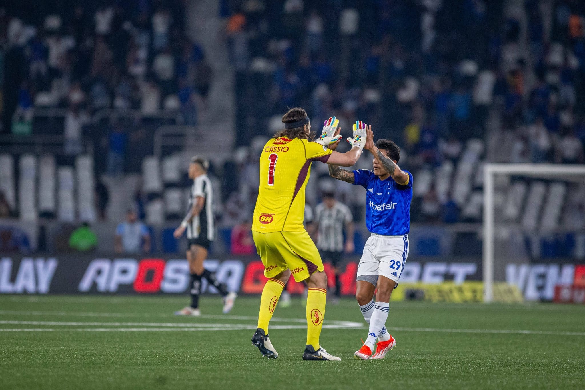 C&aacute;ssio e Lucas Romero comemoram gol do Cruzeiro contra o Botafogo