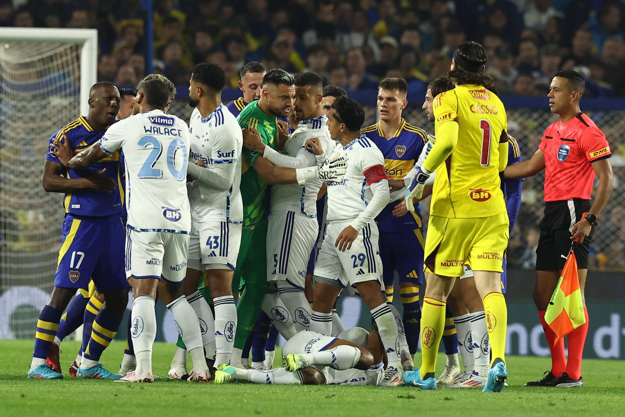Jogadores de Boca Juniors e Cruzeiro discutem em La Bombonera