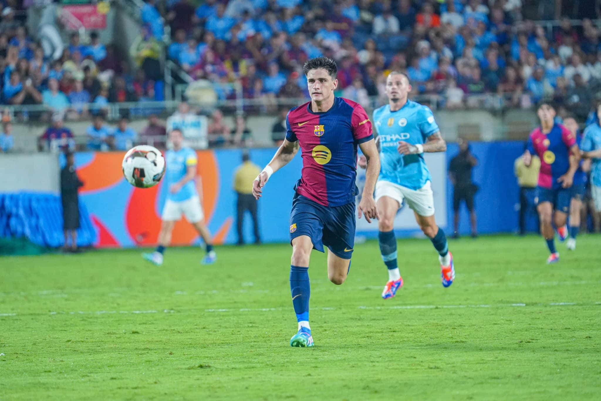 Pau V&iacute;ctor caiu nas gra&ccedil;as da torcida do Barcelona durante a pr&eacute;-temporada