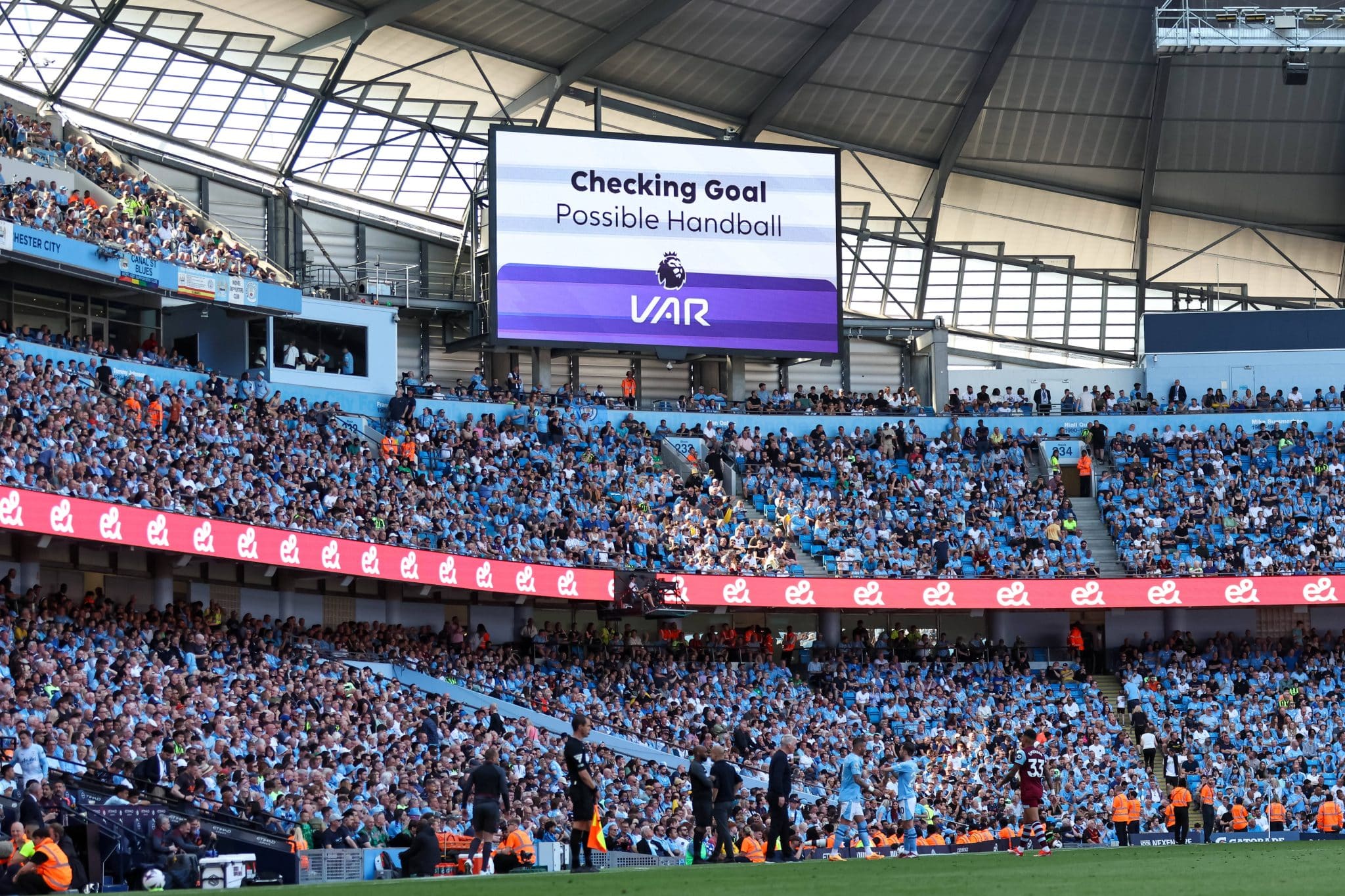 Premier League utilizar&aacute; as redes sociais para otimizar decis&otilde;es de arbitragem