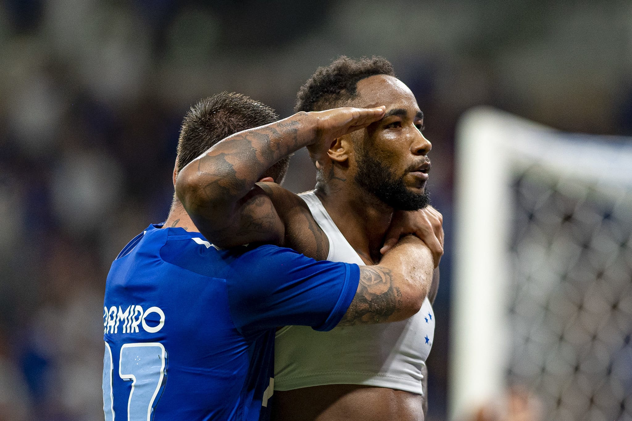 Ramiro e Rafa Silva celebram gol do atacante contra o Botafogo no Campeonato Brasileiro