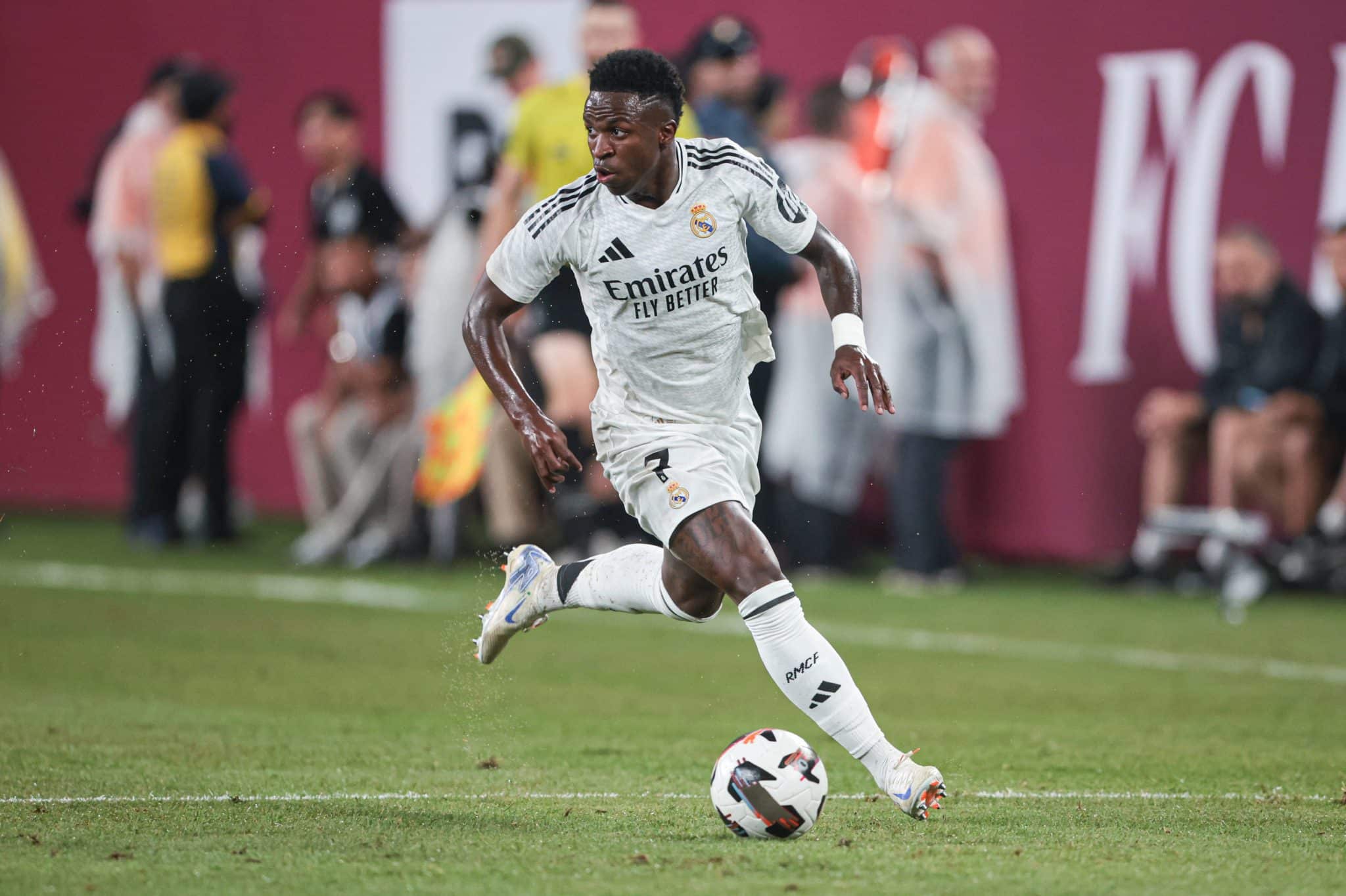 Vinicius Junior recebe proposta bilion&aacute;ria do futebol saudita e pode sair do Real Madrid