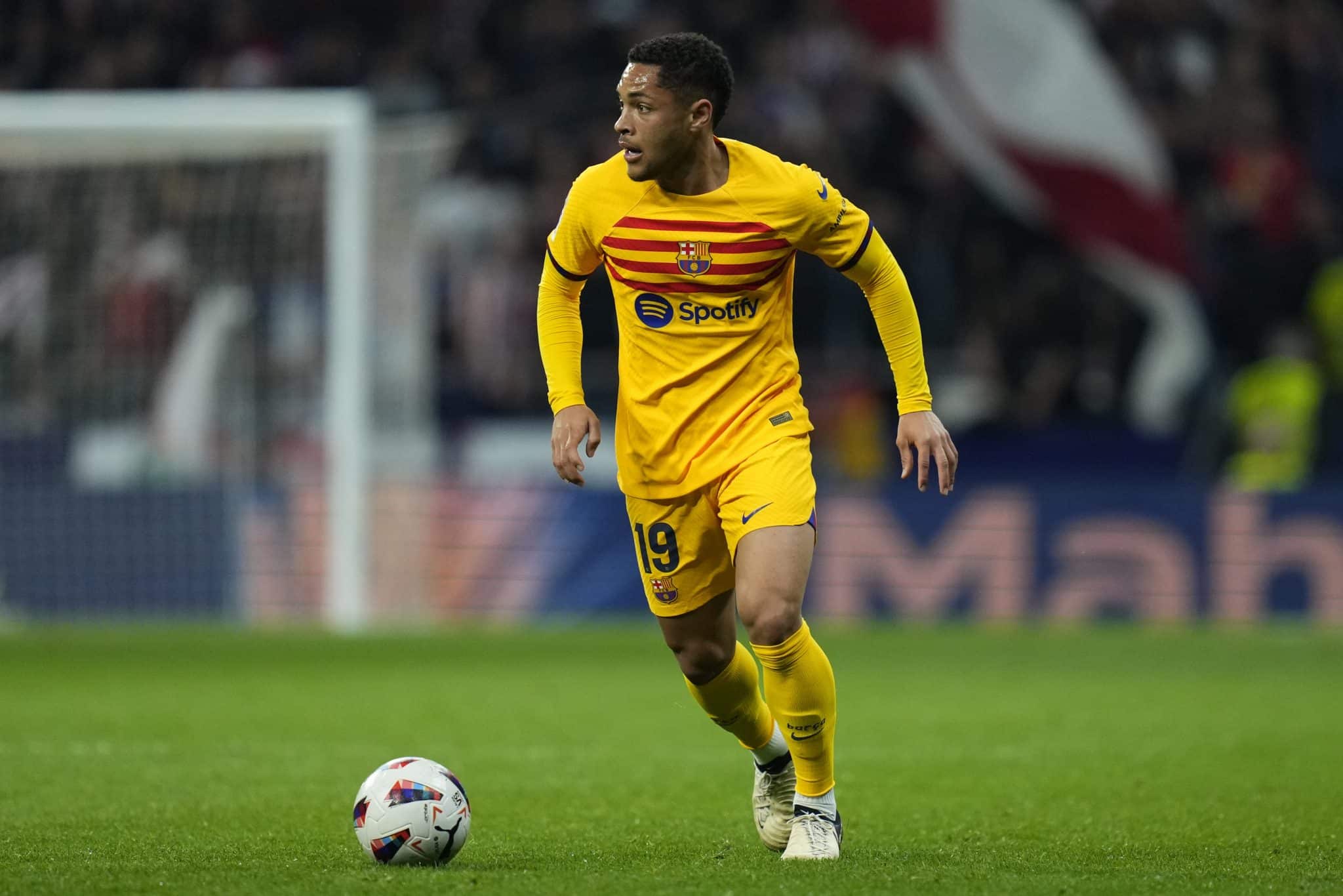 Vitor Roque ser&aacute; emprestado ou vendido em definitivo nesta janela de transfer&ecirc;ncia