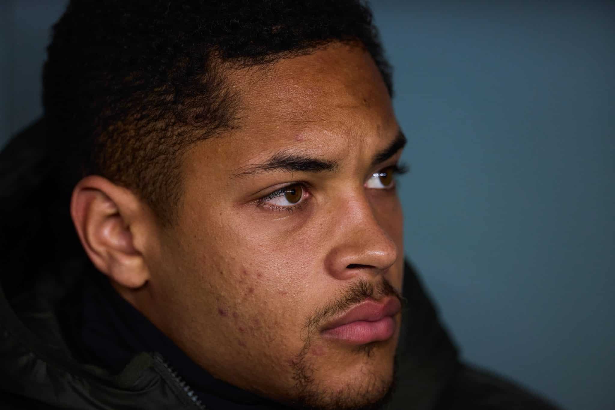 Com um p&eacute; fora do Barcelona, Vitor Roque j&aacute; causa disputa na Premier League