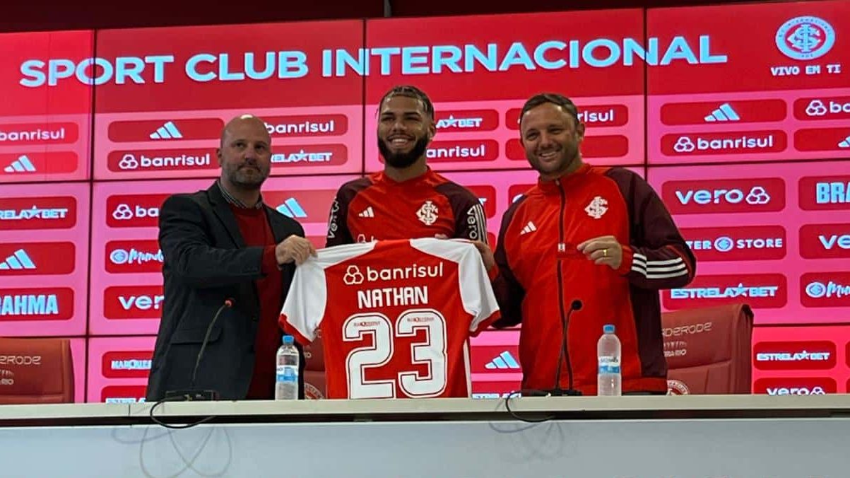 Apresentado por Jos&eacute; Olavo Bisol (E) e Andr&eacute; Mazzuco (D), Nathan vestir&aacute; a camisa 23 do Internacional