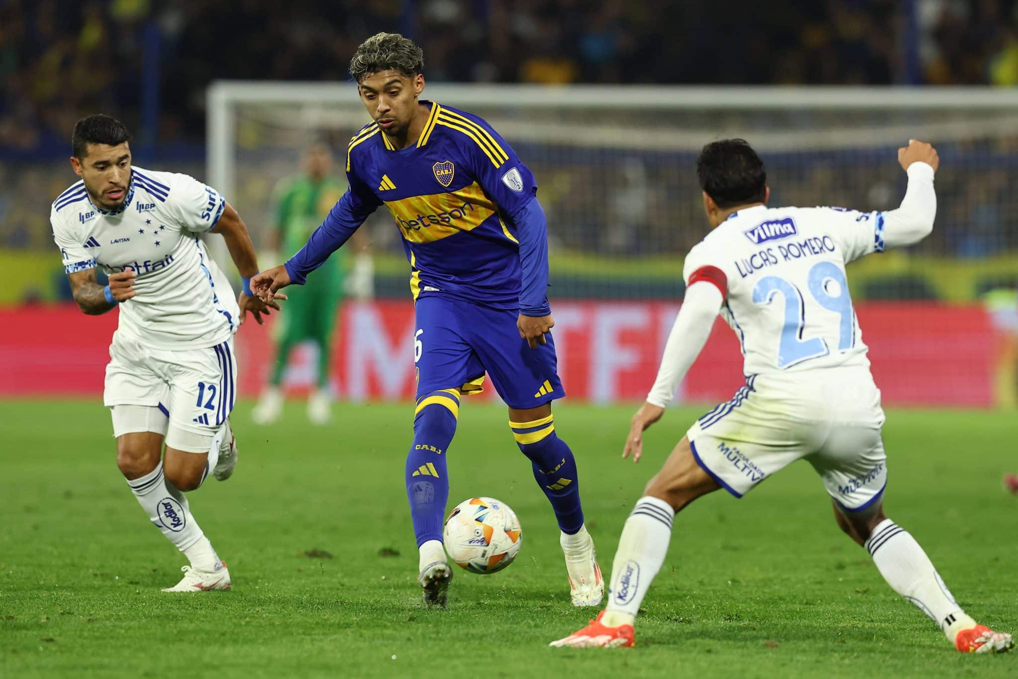 William e Lucas Romero, do Cruzeiro, acompanham Cristian Medina, do Boca Juniors