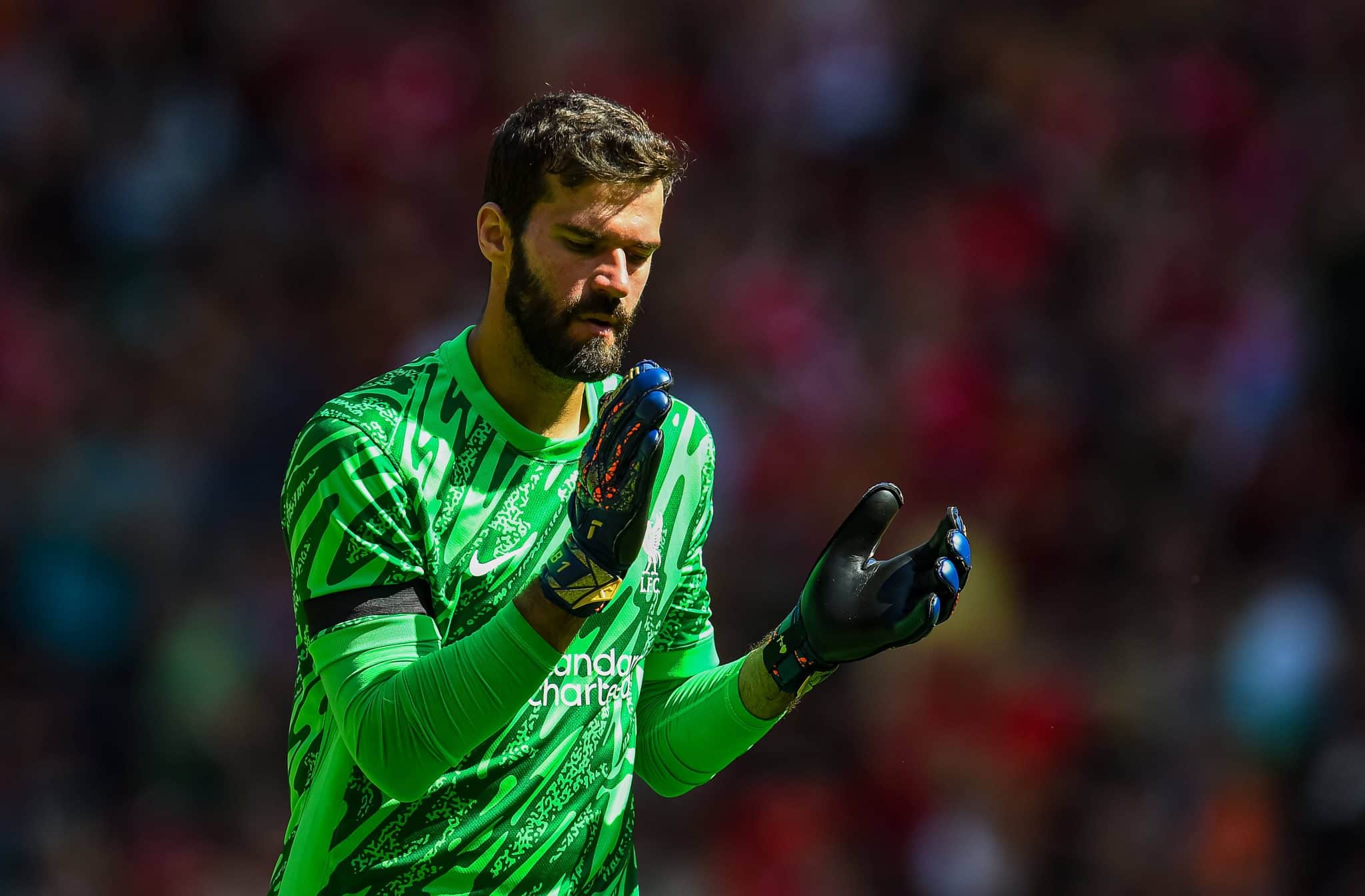 Liverpool define futuro substituto de Alisson, mas busca n&atilde;o repetir os erros do Chelsea