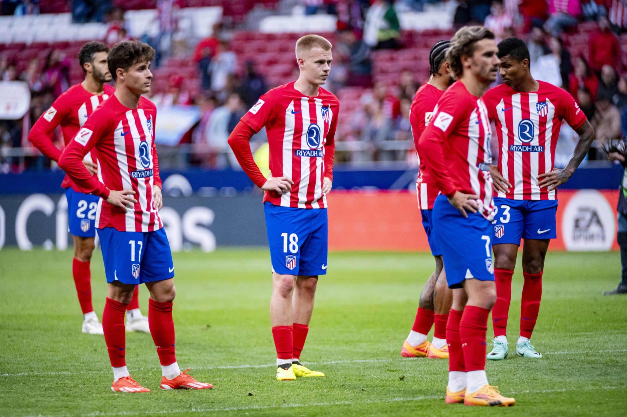 Rodrigo Riquelme, Arthur Vermeerten e Antoine Griezmann em jogo do Atl&eacute;tico de Madrid