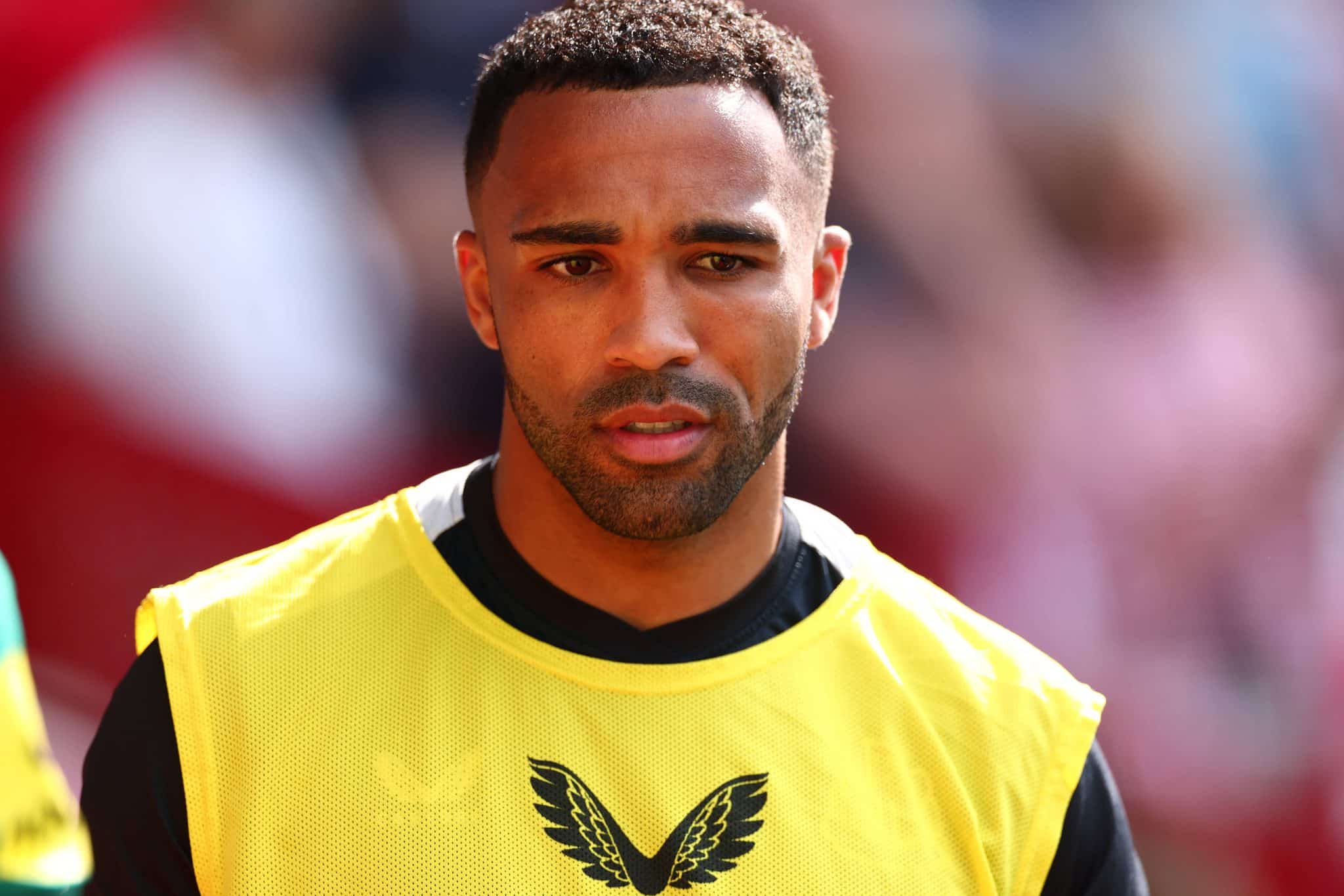 Callum Wilson como reserva durante jogo do Newcastle