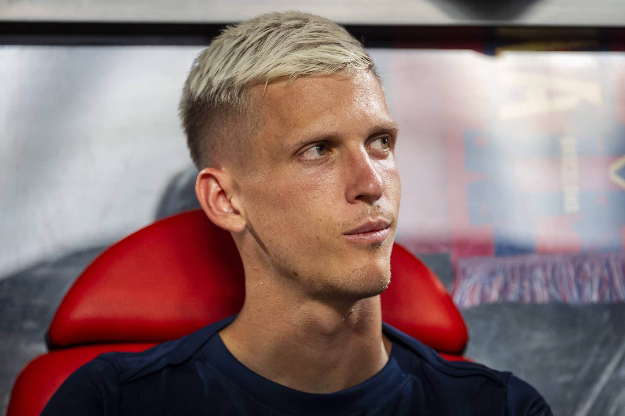 Dani Olmo no banco de reservas do Barcelona