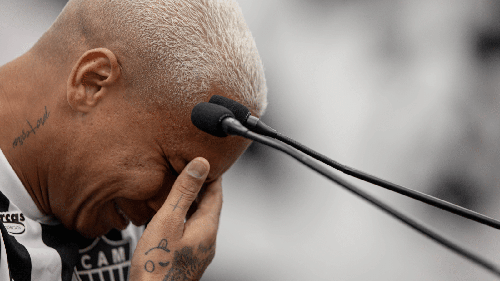 &lsquo;S&oacute; a gente sabe o que passou&rsquo;: Deyverson cita esposa e chora em chegada ao Atl&eacute;tico-MG