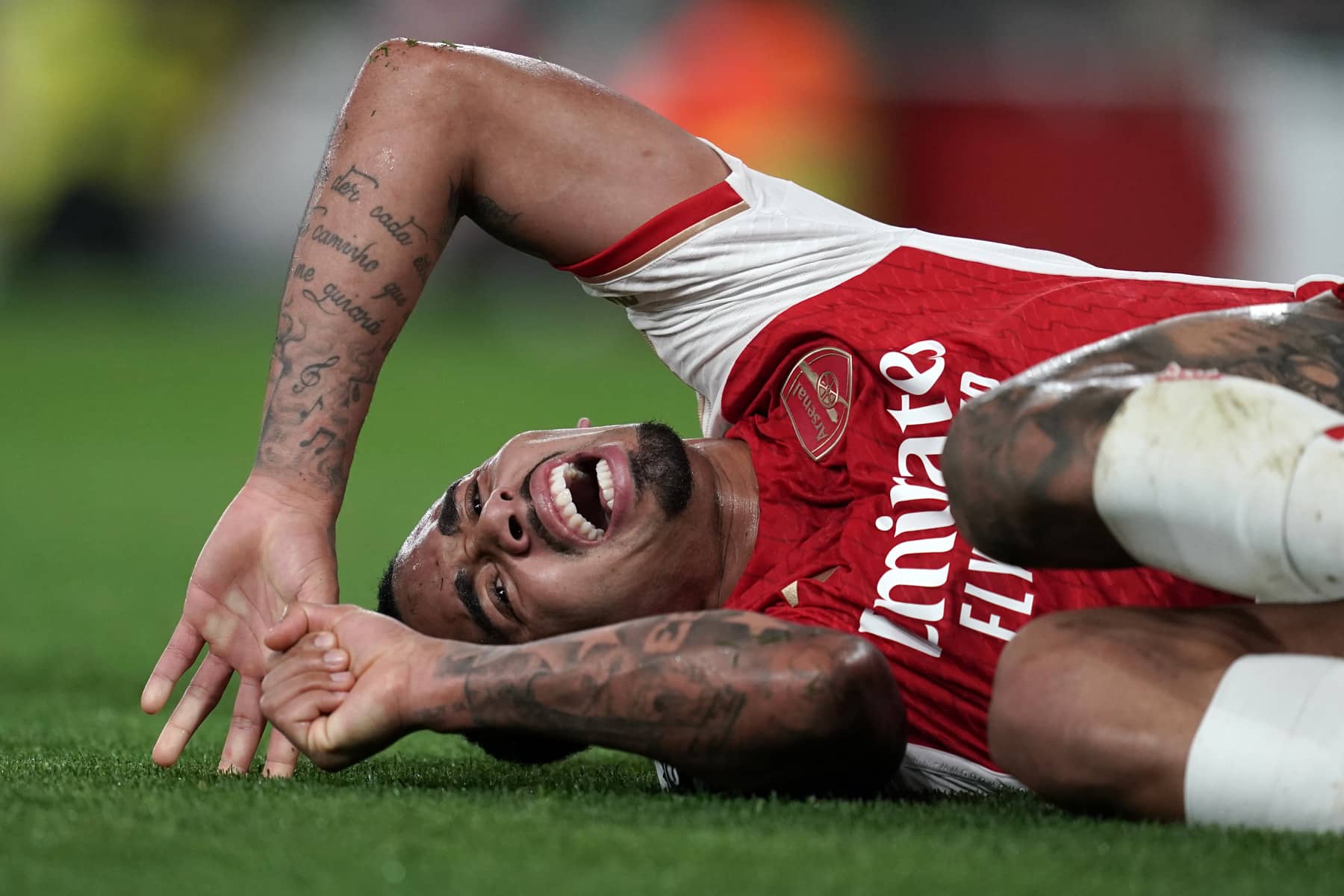 Gabriel Jesus sente les&atilde;o durante jogo do Arsenal