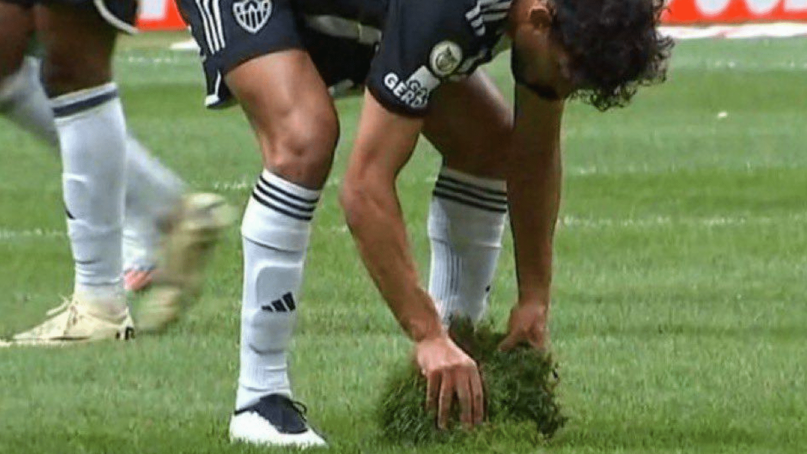 Scarpa conserta gramado da Arena no meio do jogo contra o Cuiab&aacute;