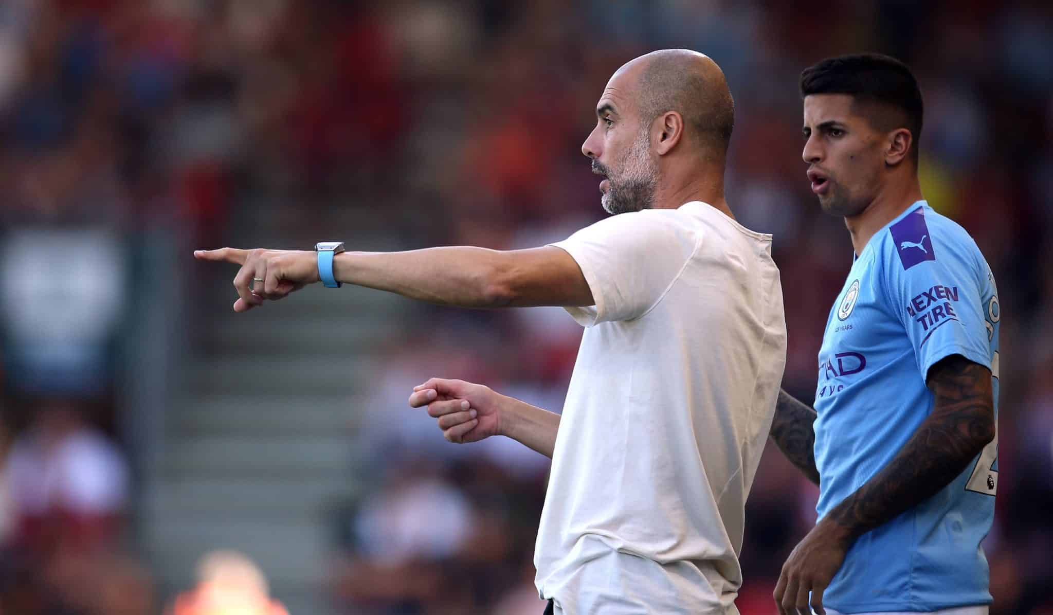 Guardiola e Cancelo conversam durante jogo do Manchester City