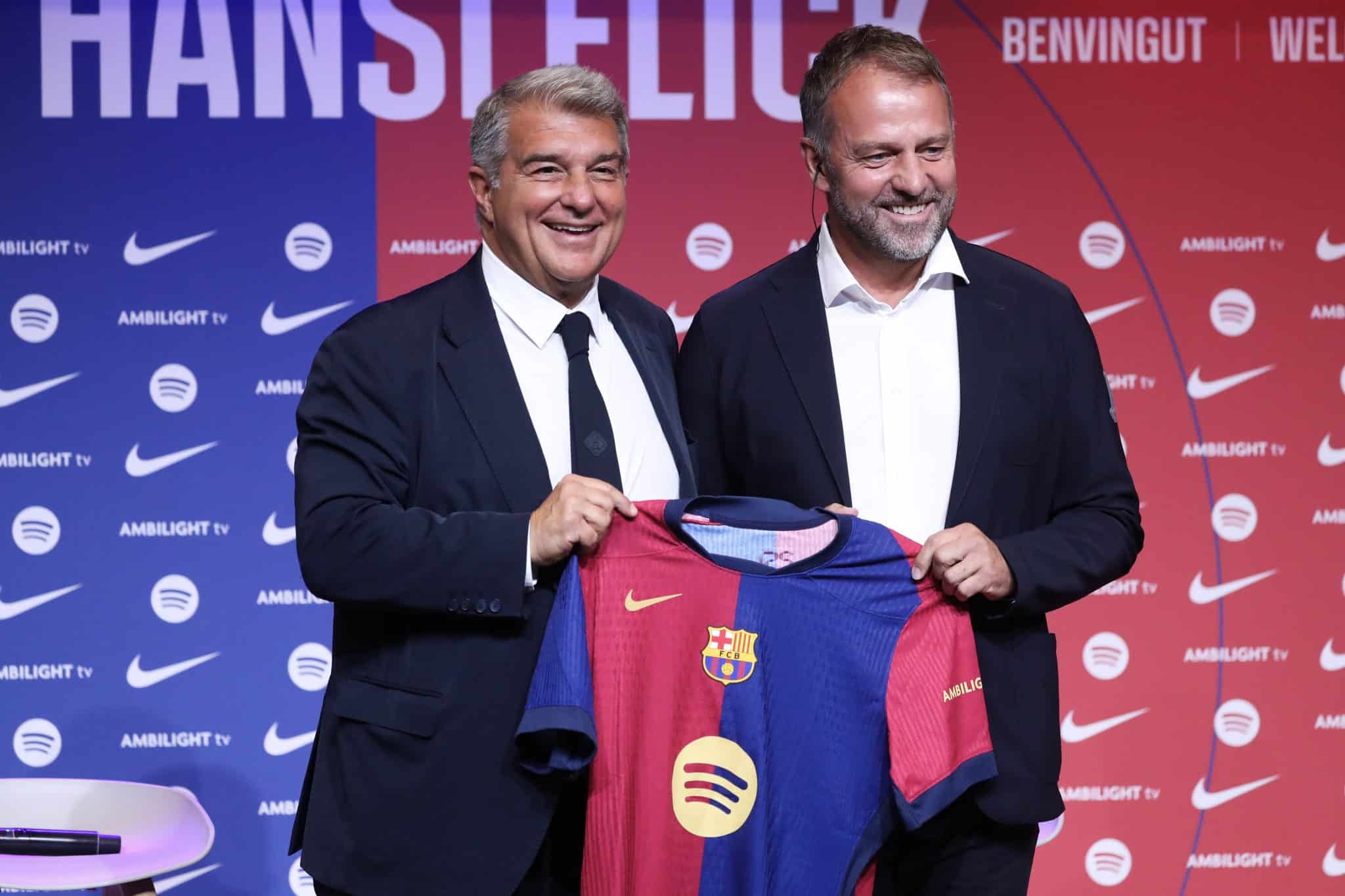 Hansi Flick pousa ao lado do presidente do Barcelona, Joan Laporta, durante apresenta&ccedil;&atilde;o