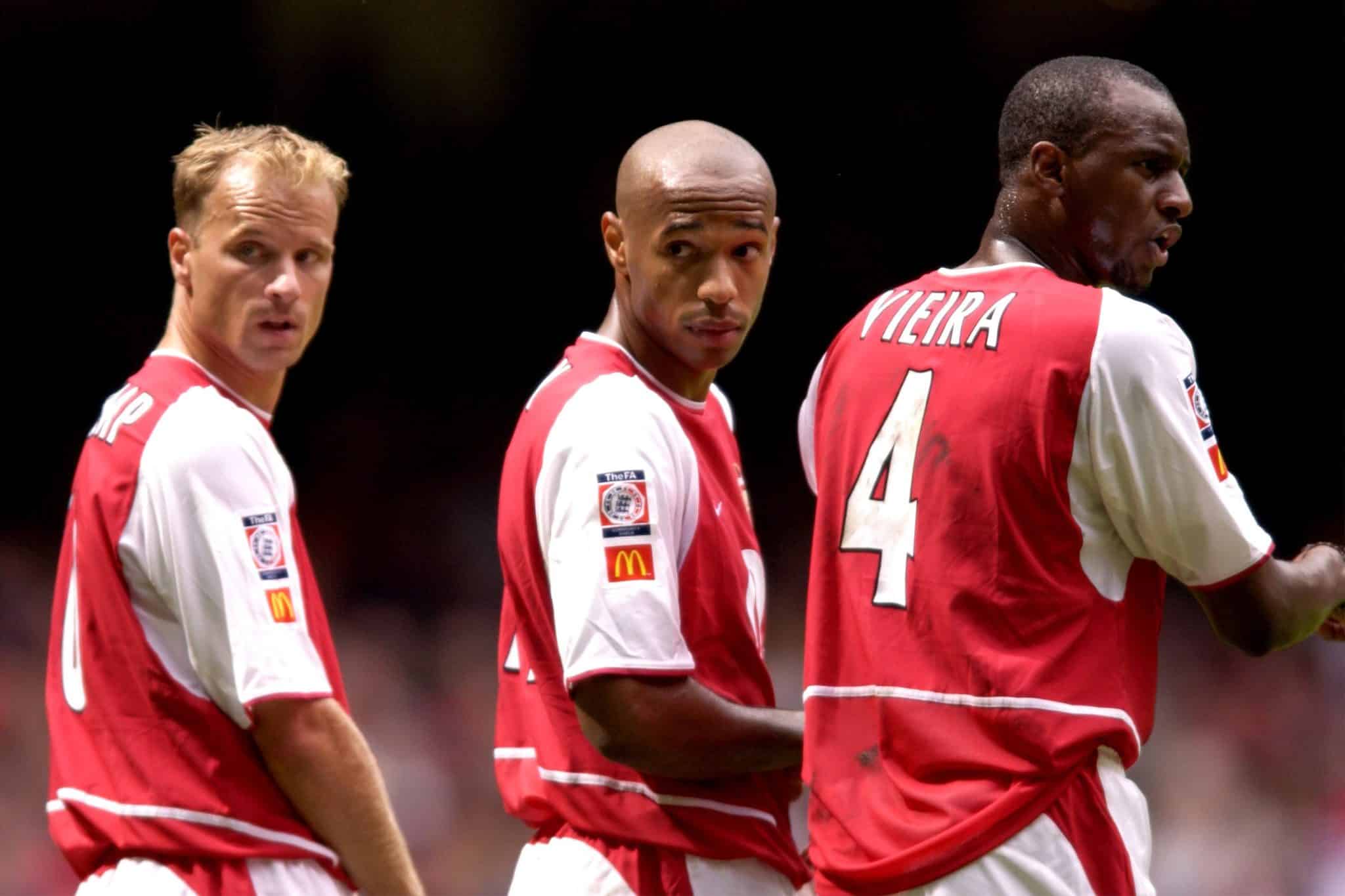 Bergkamp, Henry e Vieira em jogo do Arsenal em 2002