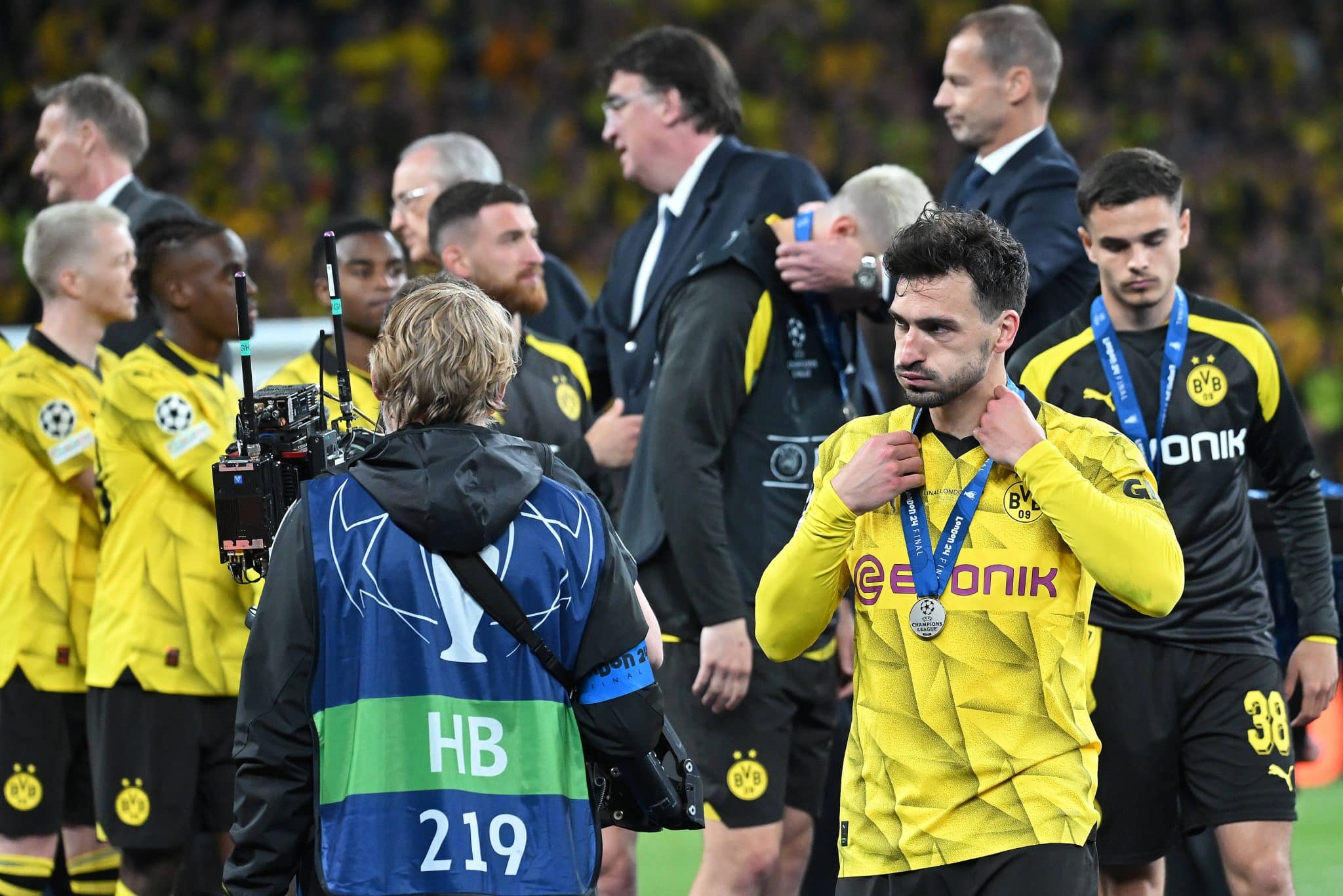Mats Hummels com a medalha de vice-campe&atilde;o da &uacute;ltima Champions League
