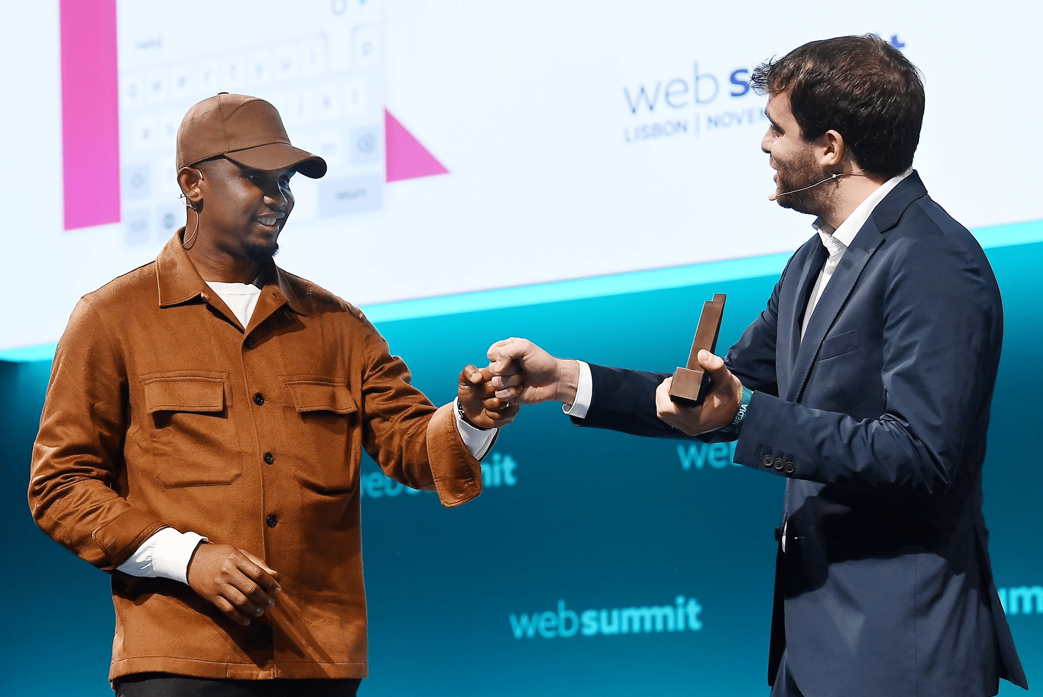 O ex-atacante Samuel Eto'o e o jornalista Fabrizio Romano durante evento