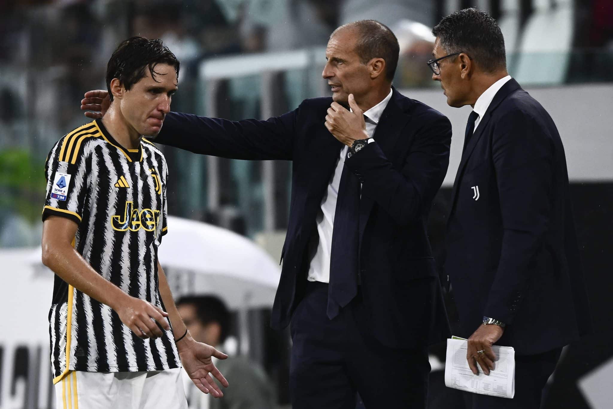 Chiesa sai de campo cabisbaixo ao ser substitu&iacute;do por Allegri