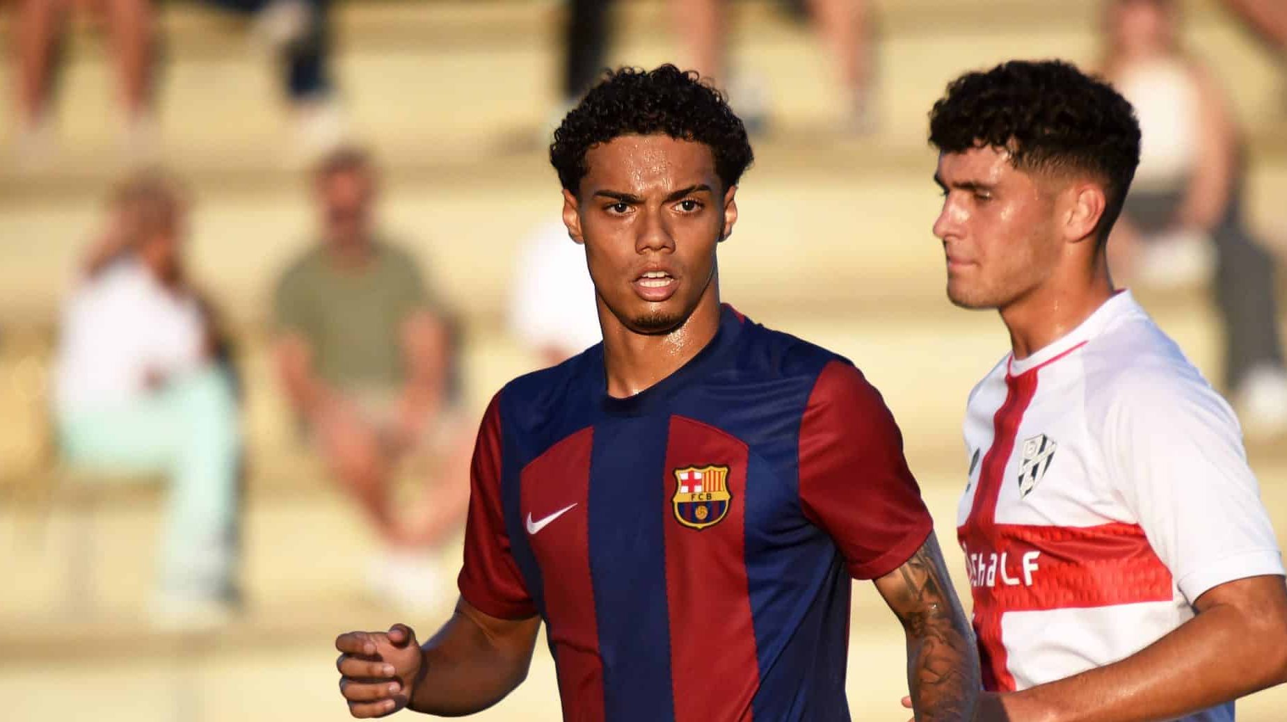 Foto: (Imago) - Jo&atilde;o Mendes, filho de Ronaldinho Ga&uacute;cho, pelo Barcelona sub-19
