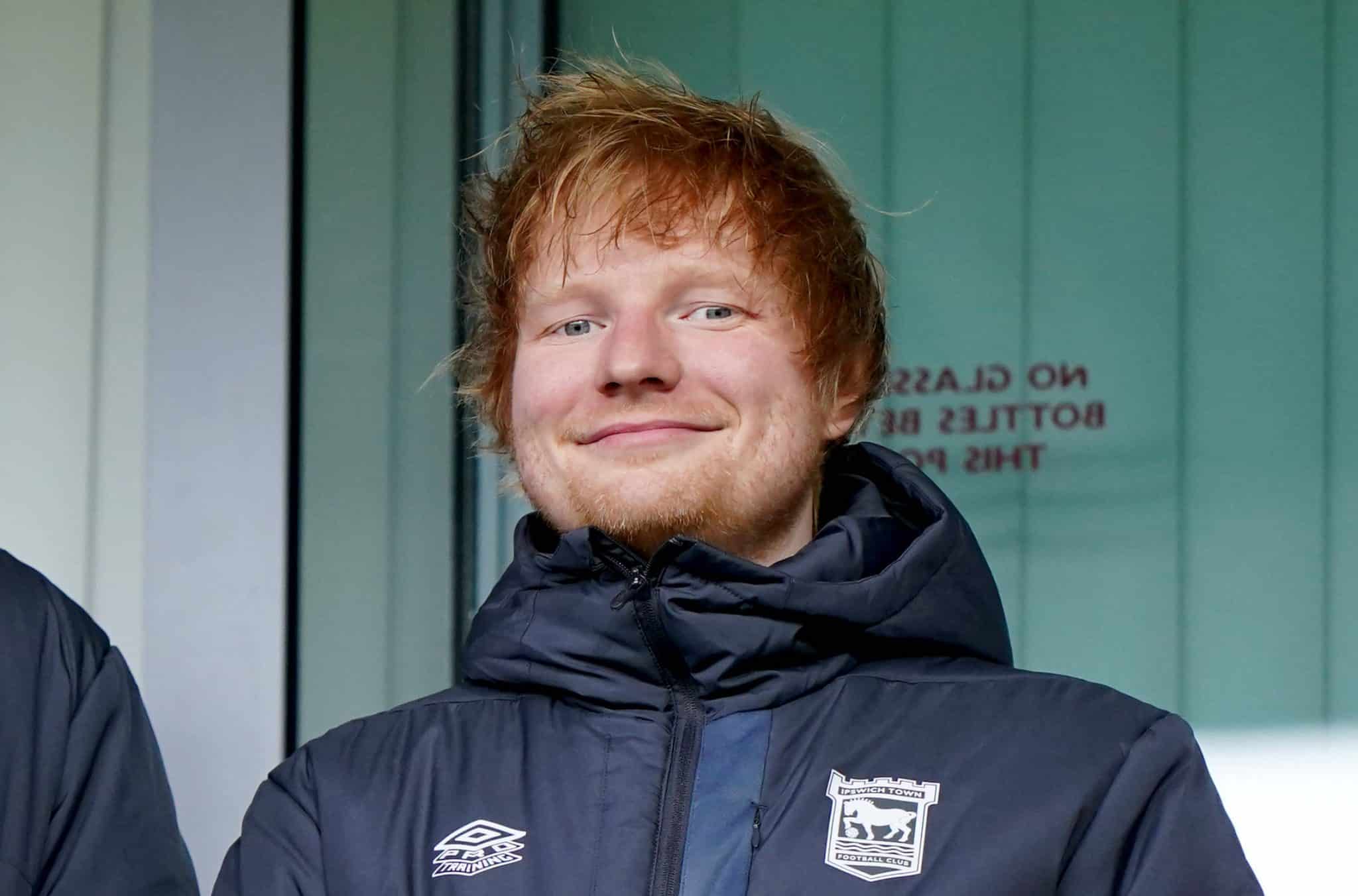 Como Ed Sheeran ajudou Ipswich Town a contratar jogador minutos antes de cantar com Taylor Swift