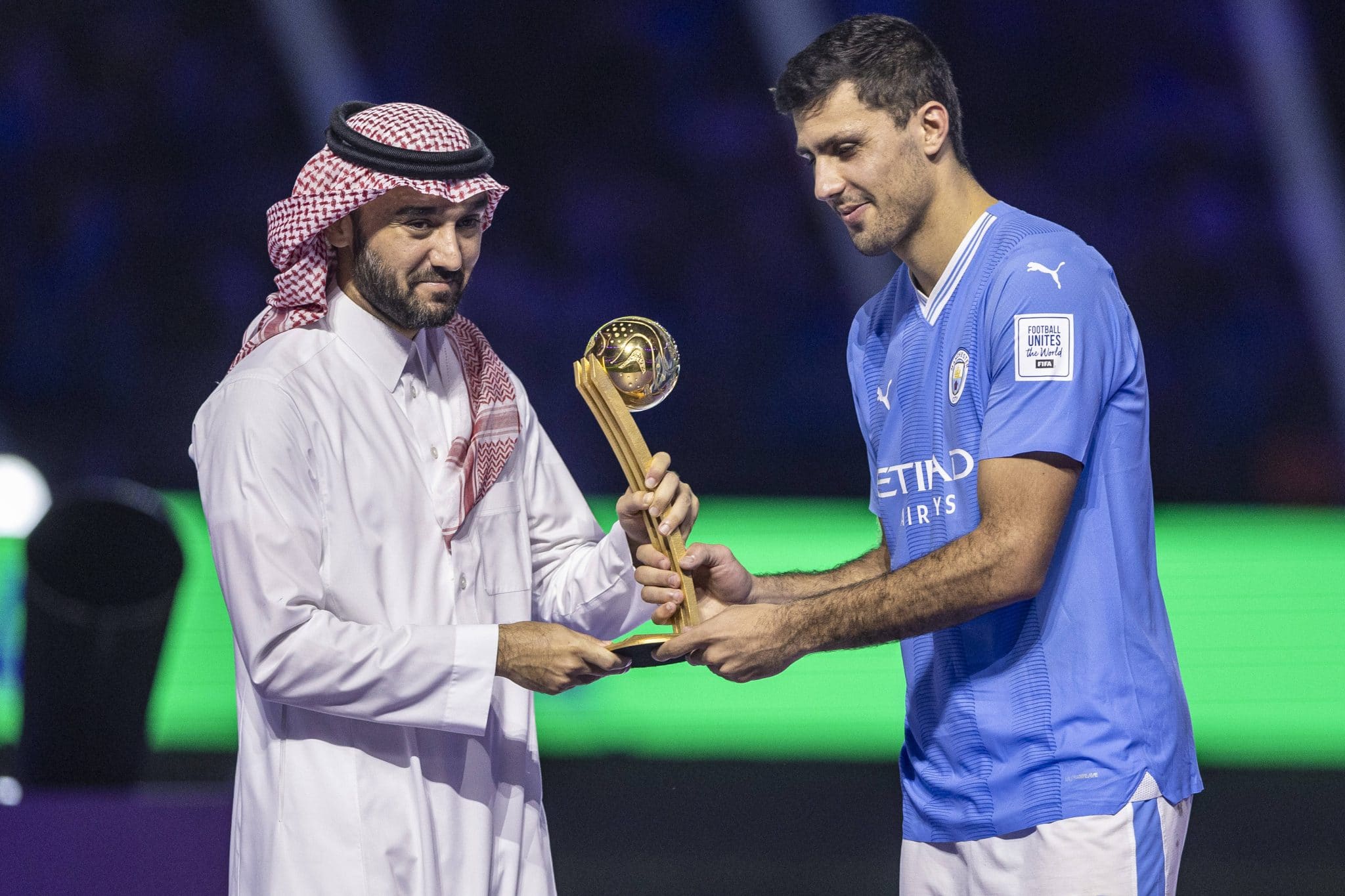 Abdulaziz bin Turki bin Faisal Al Saud, ministro do esporte na Ar&aacute;bia Saudita, entrega e Rodri o pr&ecirc;mio de melhor jogador do Mundial de Clubes da Fifa. Foto: Imago