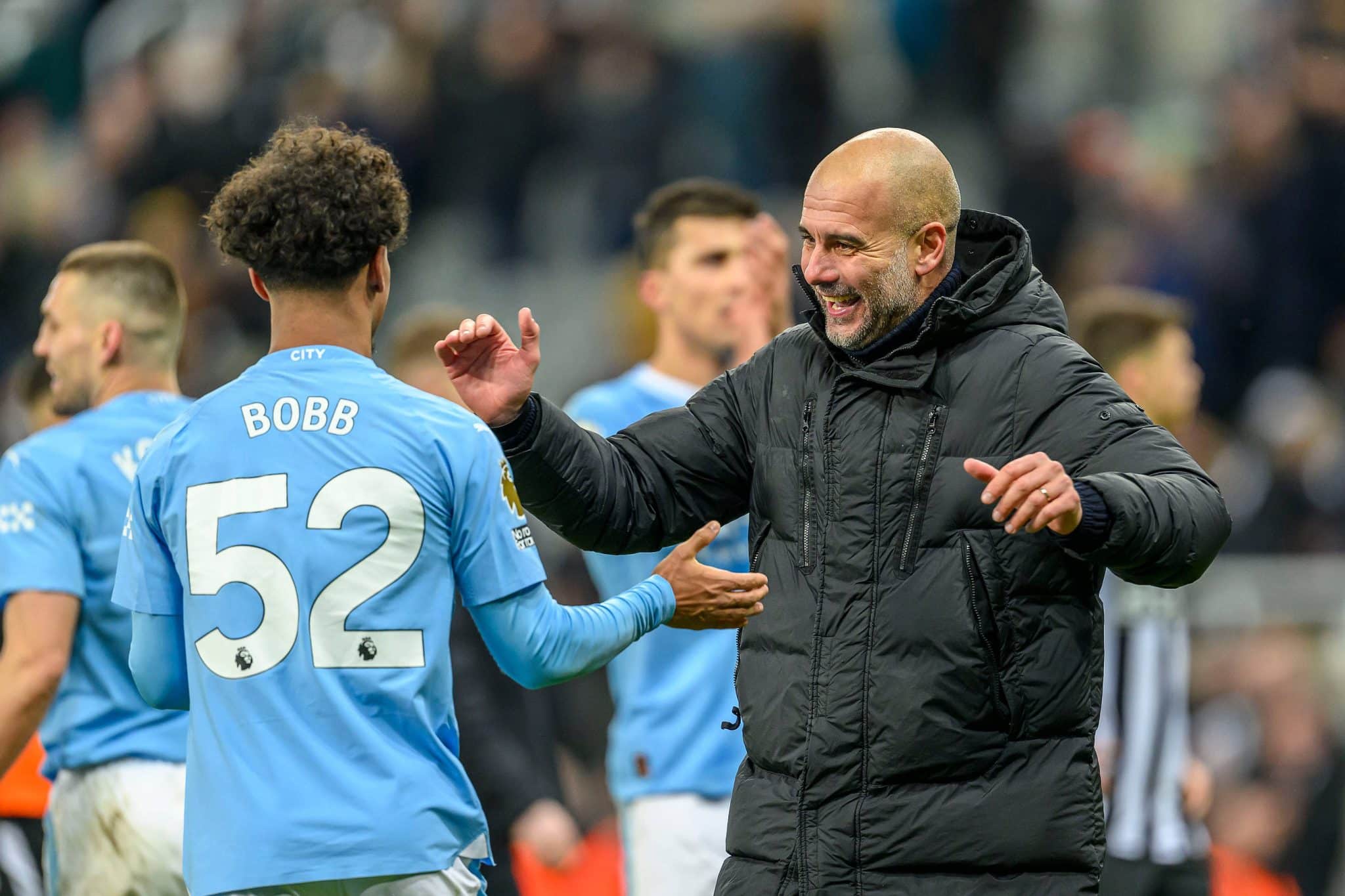 Guardiola cumprimenta Oscar Bobb durante jogo do City