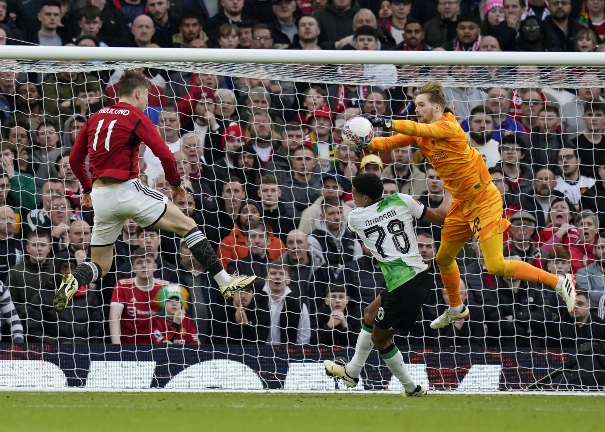 Caoimhin Kelleher, do Liverpool, encaixa bola ap&oacute;s cruzamento em jogo da Premier League contra o Manchester United