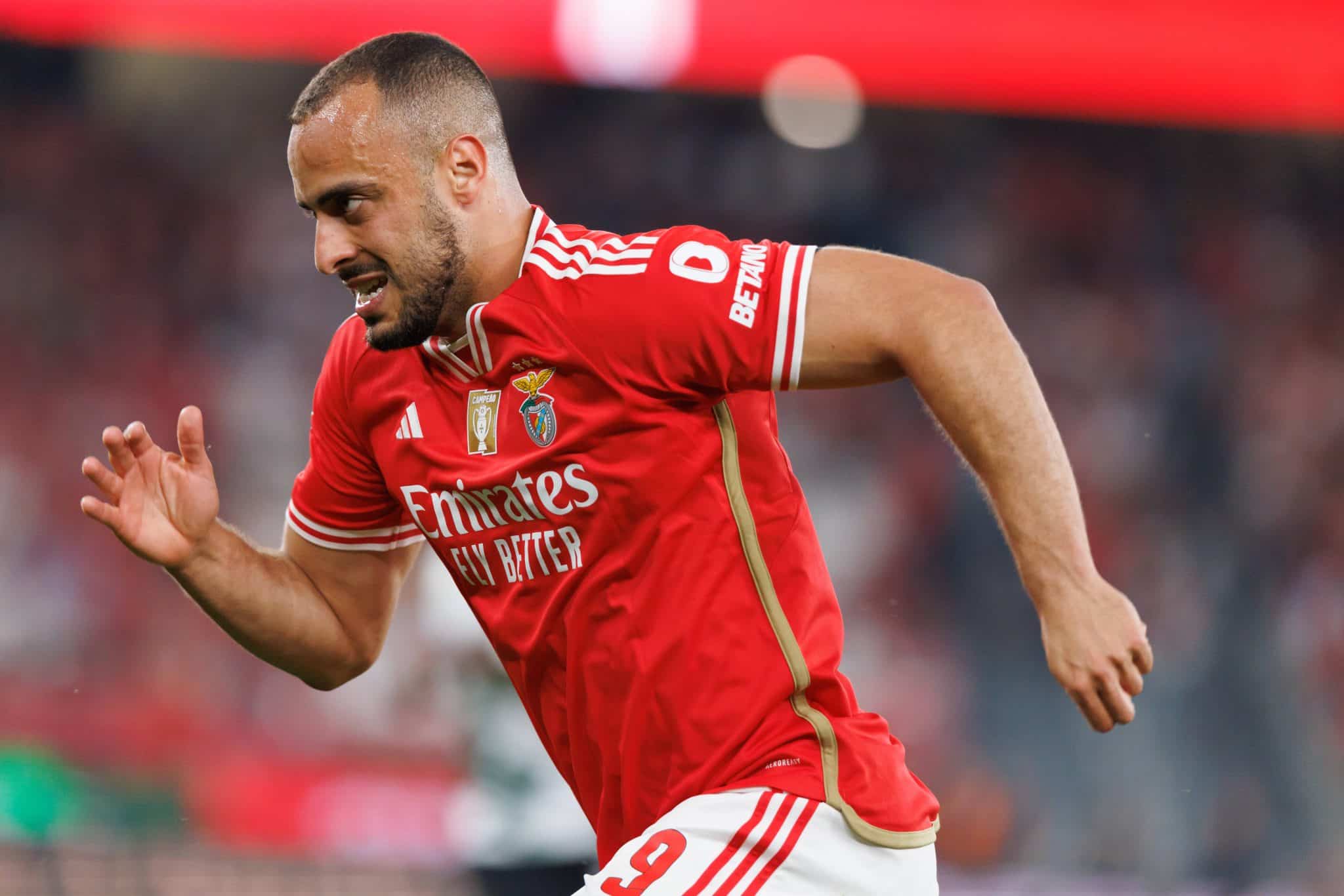 Benfica dificulta venda de Arthur Cabral, mas Corinthians n&atilde;o joga a toalha