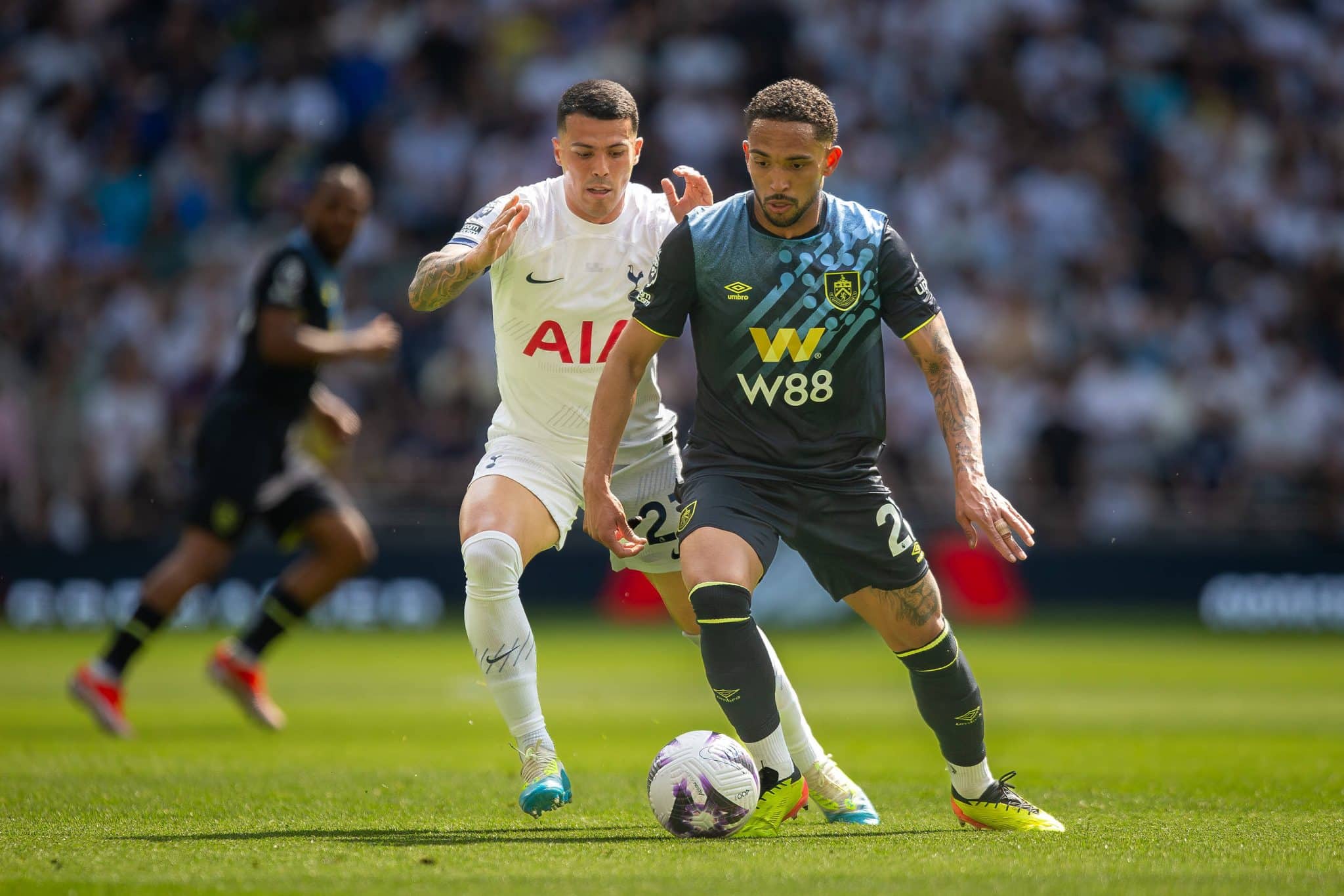 Vitinho fez 80 jogos com a camisa do Burnley, da Inglaterra (Foto: Imago Images)