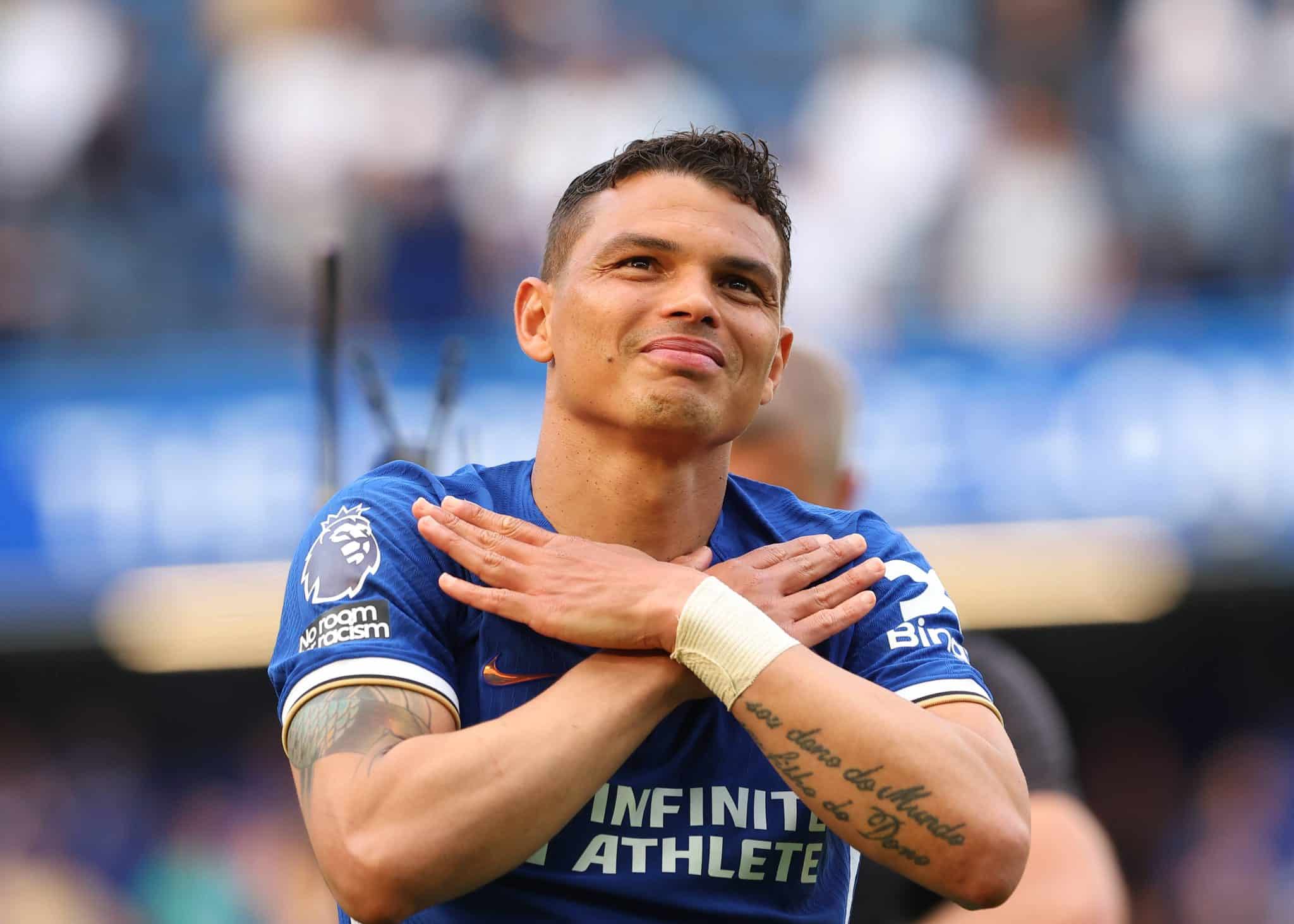 Thiago Silva agradece a torcida do Chelsea durante despedida do clube