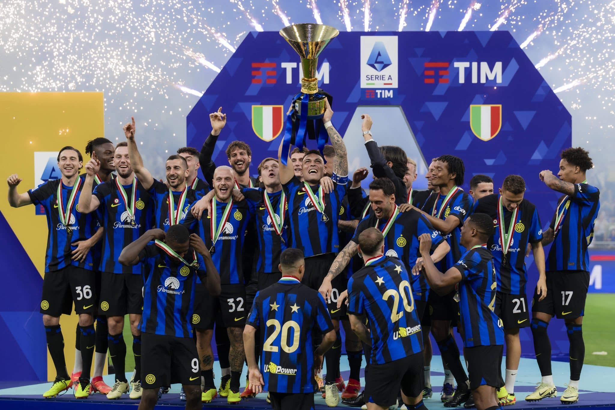 Elenco da Internazionale celebra t&iacute;tulo italiano 2023/24