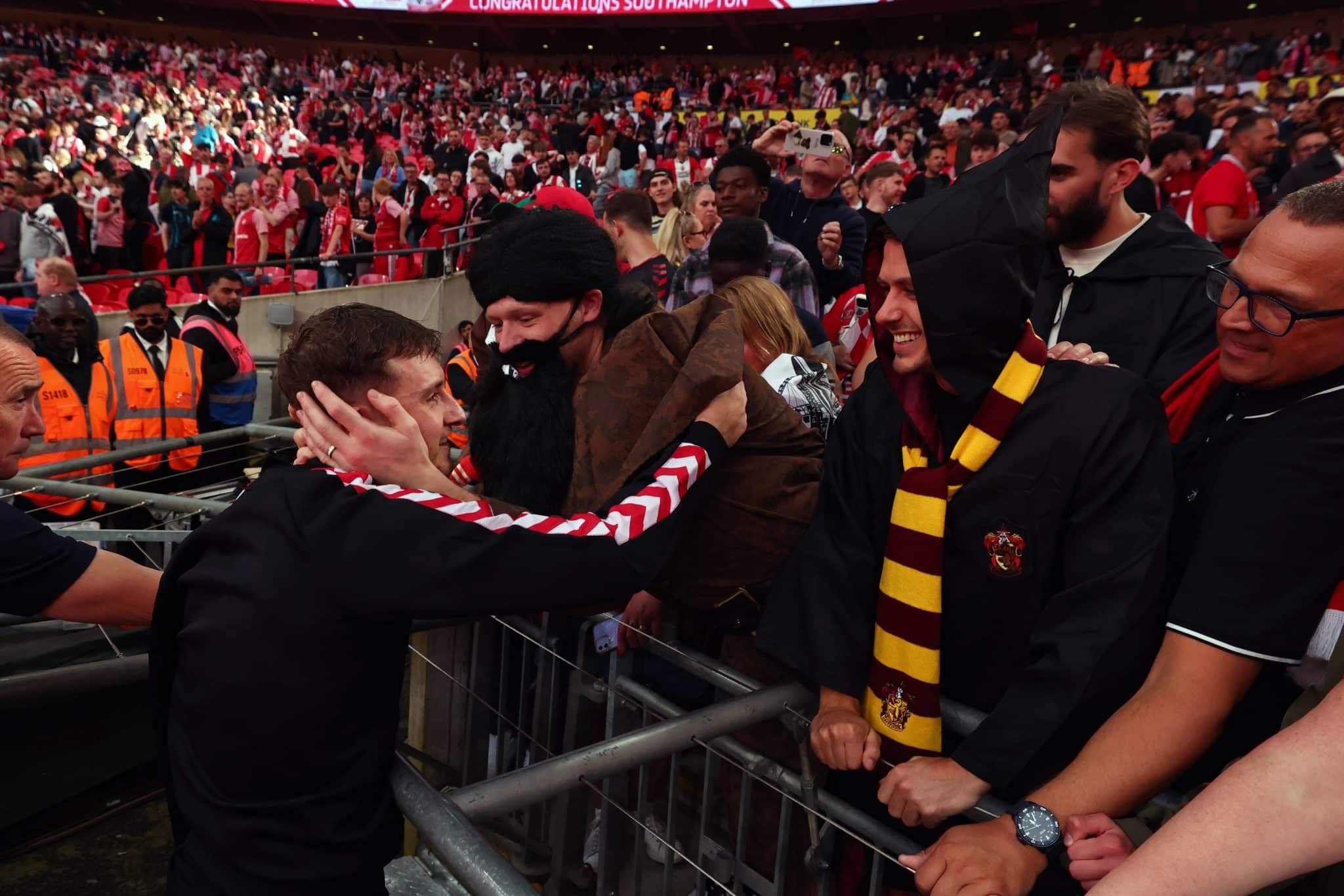 Ramsdale se fantasiou para prestigiar o amigo David Brooks. Foto: Imago