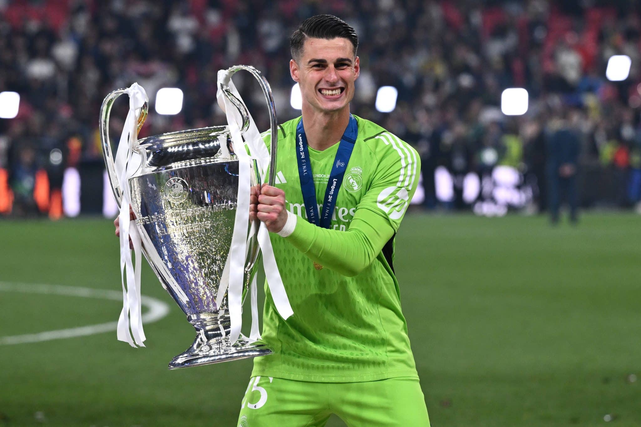Kepa com a ta&ccedil;a da Champions League 2023/2024, vencida pelo Real Madrid 