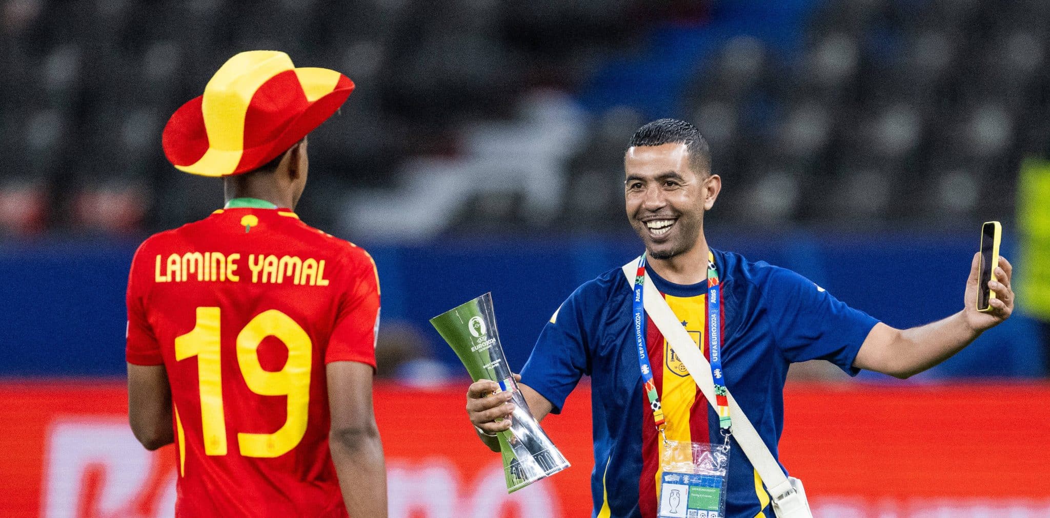 Lamine Yamal e o pai Mounir Nasraoui durante comemora&ccedil;&atilde;o do t&iacute;tulo da Eurocopa