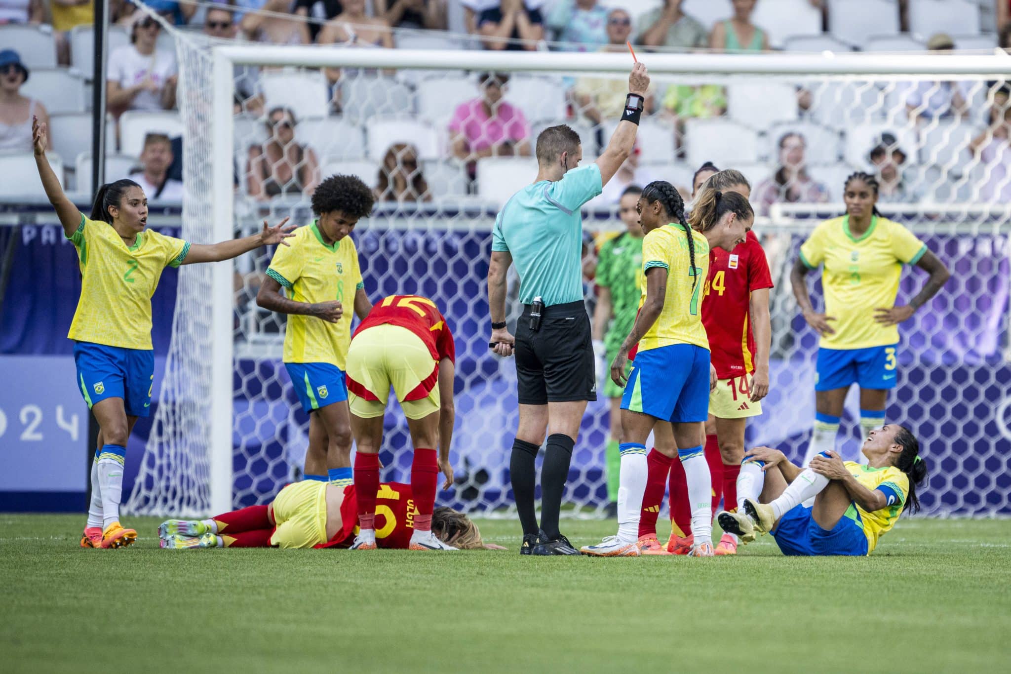 No jogo entre Brasil x Espanha pela terceira rodada do Grupo C, Marta recebeu cart&atilde;o vermelho ap&oacute;s chegada dura em Dani Ortega. Foto: Imago