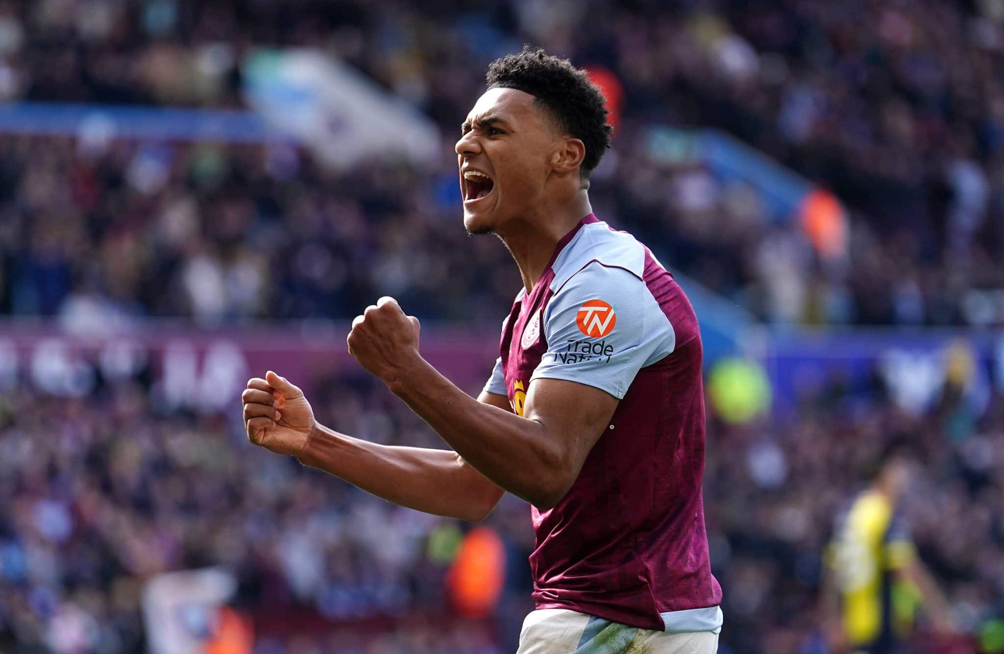 Ollie Watkins comemora gol pelo Aston Villa