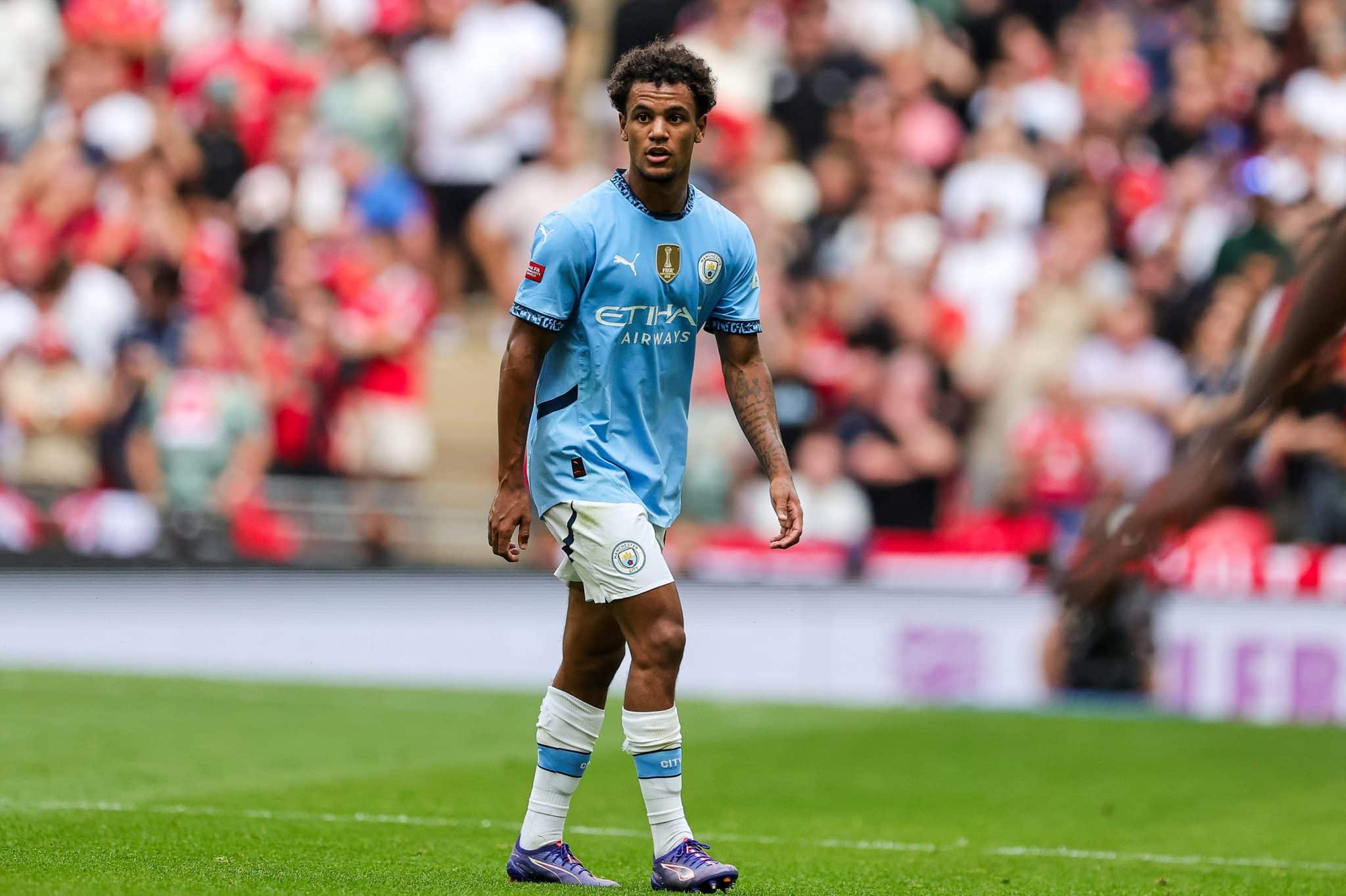 Oscar Bobb em a&ccedil;&atilde;o pelo Manchester City na Supercopa da Inglaterra 2024/25